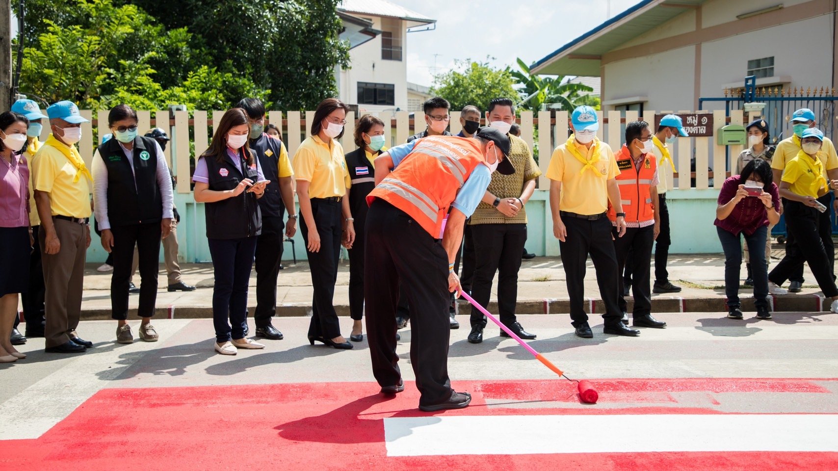 ผู้ว่าฯสุโขทัยนำทีมจัดกิจกรรม “รณรงค์ลดอุบัติเหตุบริเวณทางข้าม"