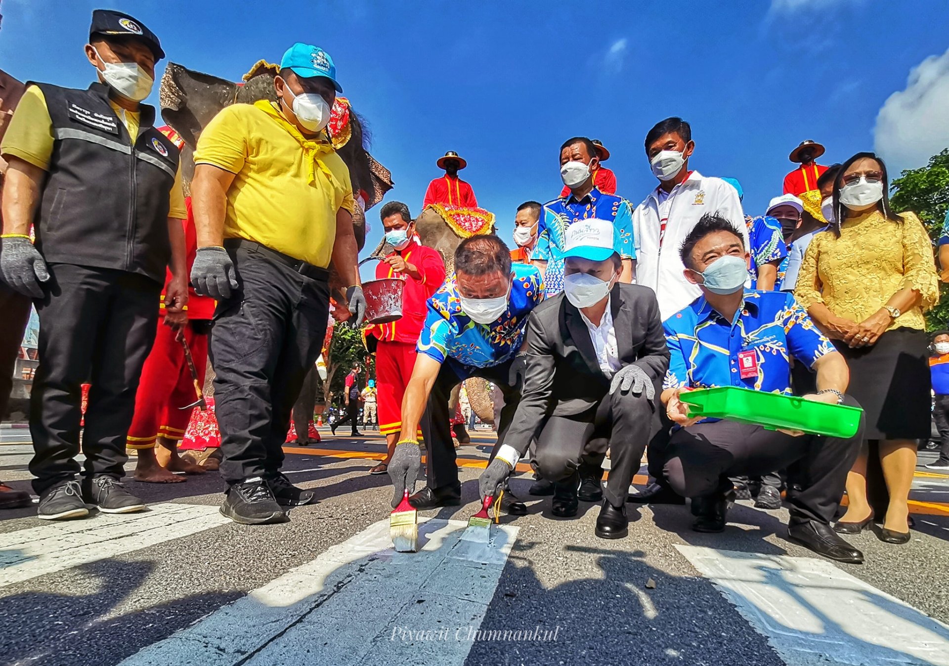 ลดอุบัติเหตุในพื้นที่ ผู้ว่าฯลงมือทาสีทางม้าลายหน้าโรงเรียนฯ ลดอุบัติเหตุในพื้นที่ ผู้ว่าฯลงมือทาสีทางม้าลายหน้าโรงเรียนฯ