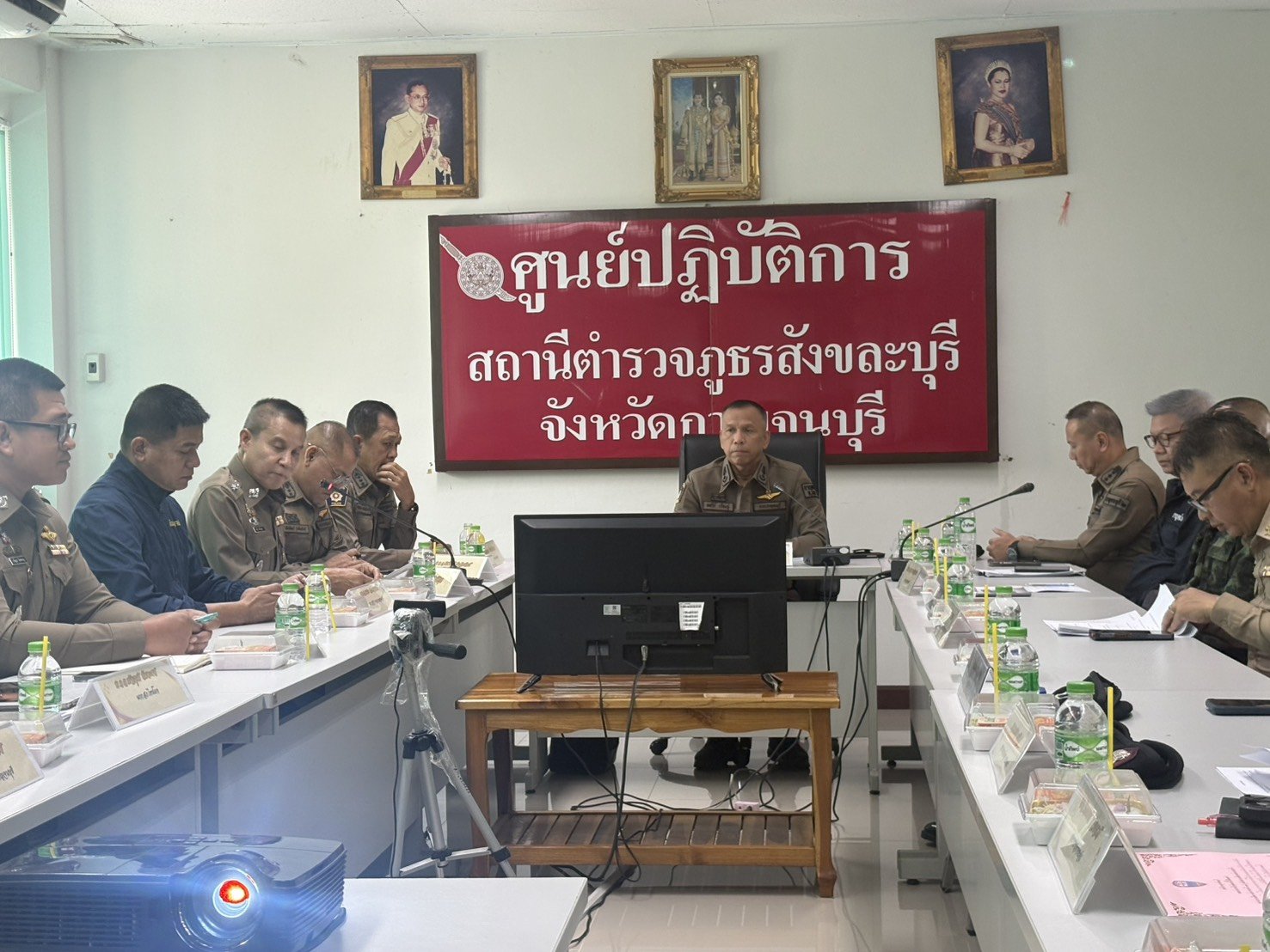 'ผู้การฯกาญจน์' ประชุมความมั่นคงเพิ่มกำลัง คุมชายแดนด่านเจดีย์สามองค์สกัดแก๊งสแกมเมอร์