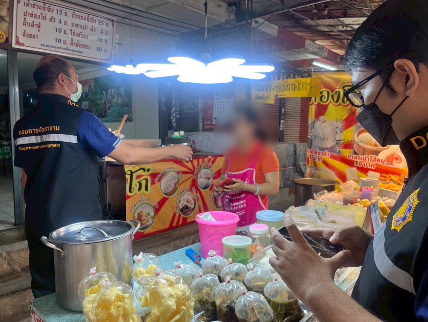 กรมการจัดหางานลงพื้นที่ลาดกระบัง ลุยตรวจสอบแรงงานต่างชาติผิดกฎหมาย   กรมการจัดหางานลงพื้นที่ลาดกระบัง ลุยตรวจสอบแรงงานต่างชาติผิดกฎหมาย