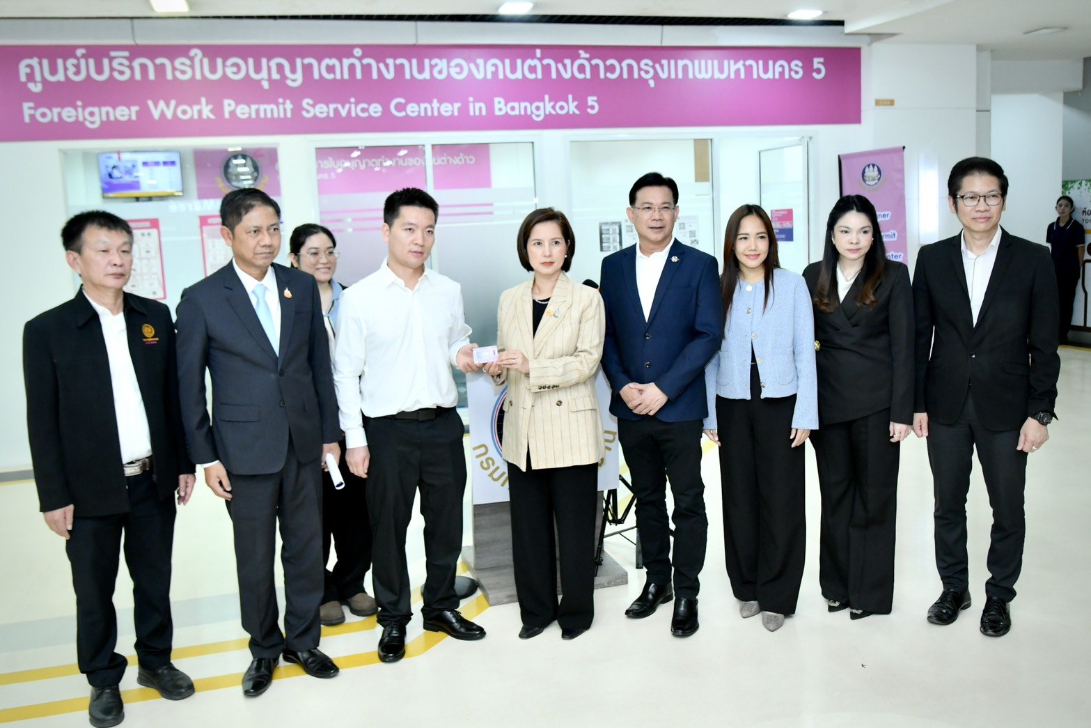 "ตรีนุช"มอบใบอนุญาตทำงานนักธุรกิจต่างชาติ ย้ำสะดวก-โปร่งใส-ตรวจสอบได้