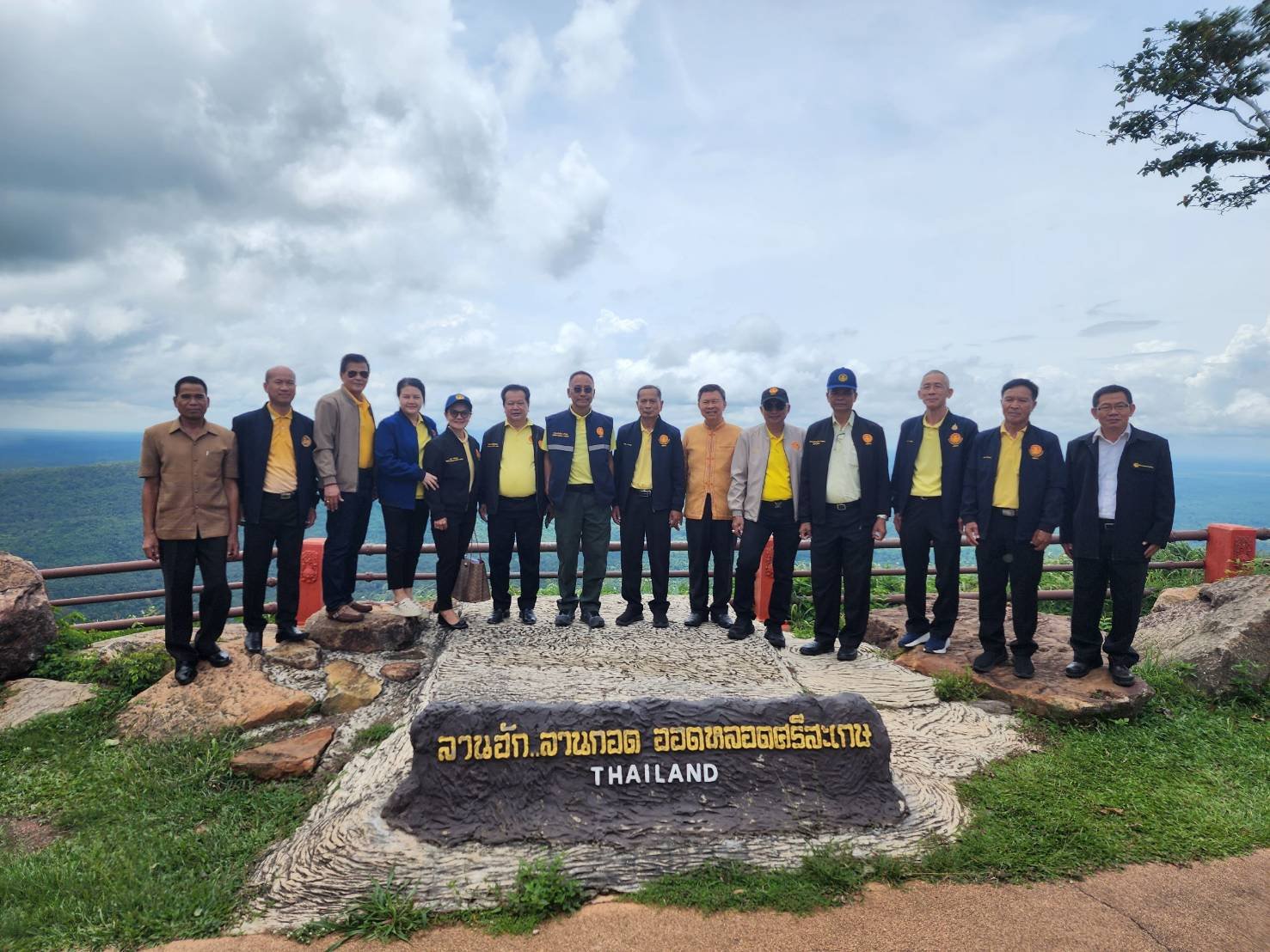คณะ"สว.อีสานล่าง"ตระเวนศรีสะเกษ-อุบลฯ ปลอบขวัญกำลังพล-ให้กำลังใจชาวบ้าน 