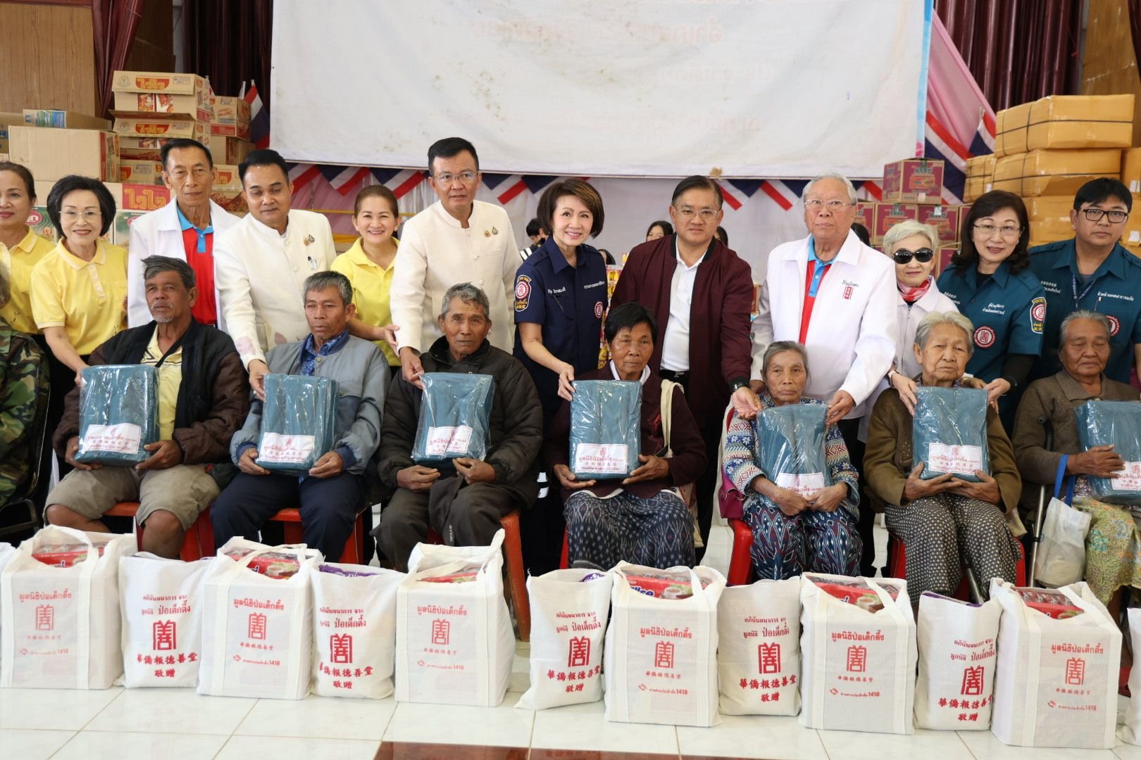 "ป่อเต็กตึ๊ง"ยกทัพจัดผ้าห่มลงพื้นที่ บรรเทาทุกข์ผู้ประสบภัยหนาว 22 จว.อีสาน  "ป่อเต็กตึ๊ง"ยกทัพจัดผ้าห่มลงพื้นที่ บรรเทาทุกข์ผู้ประสบภัยหนาว 22 จว.อีสาน