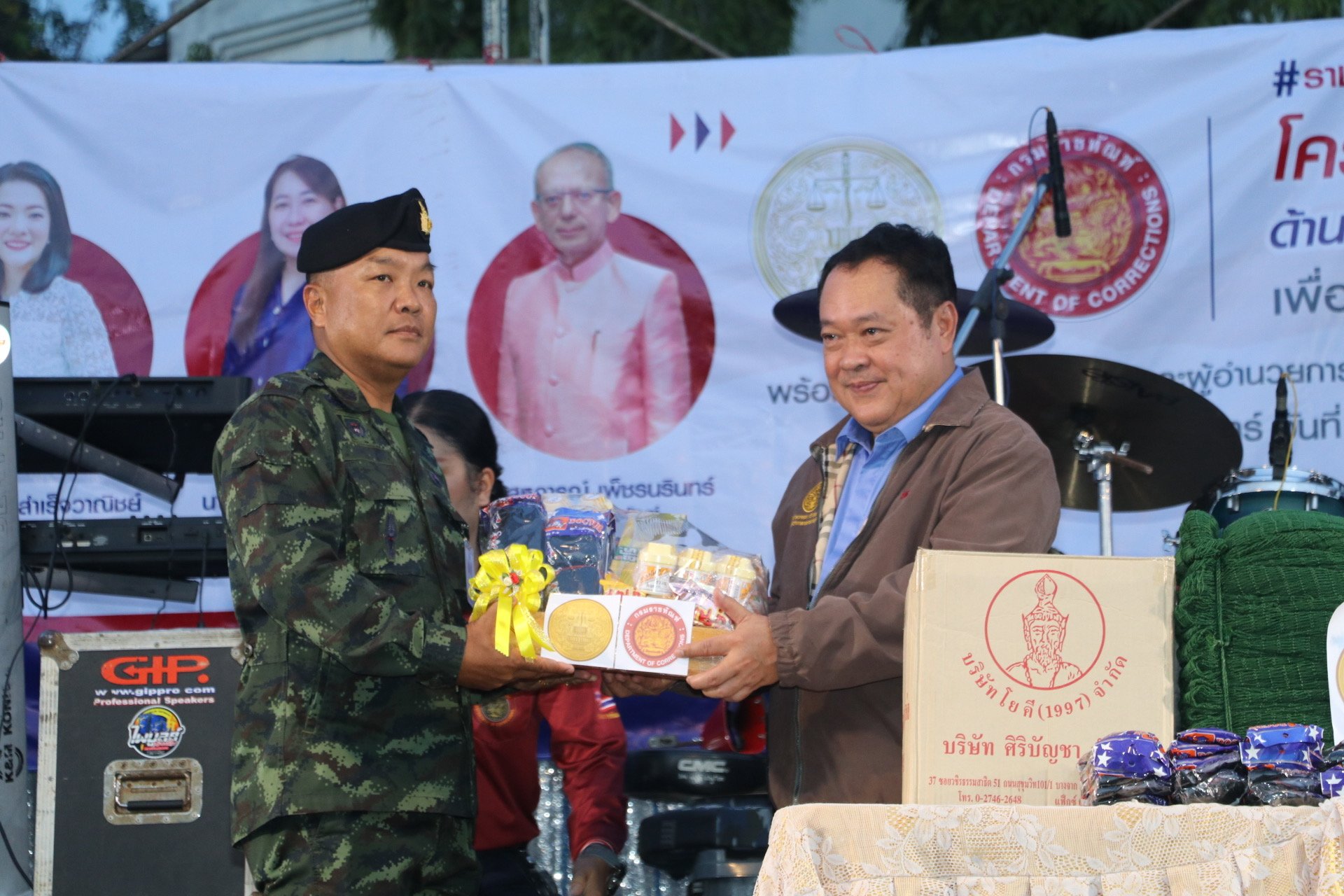 "ทวี"ลงพื้นที่สร้างขวัญกำลังใจ ทหาร-ผู้อพยพที่ศูนย์พักพิงชั่วคราวสุรินทร์ 