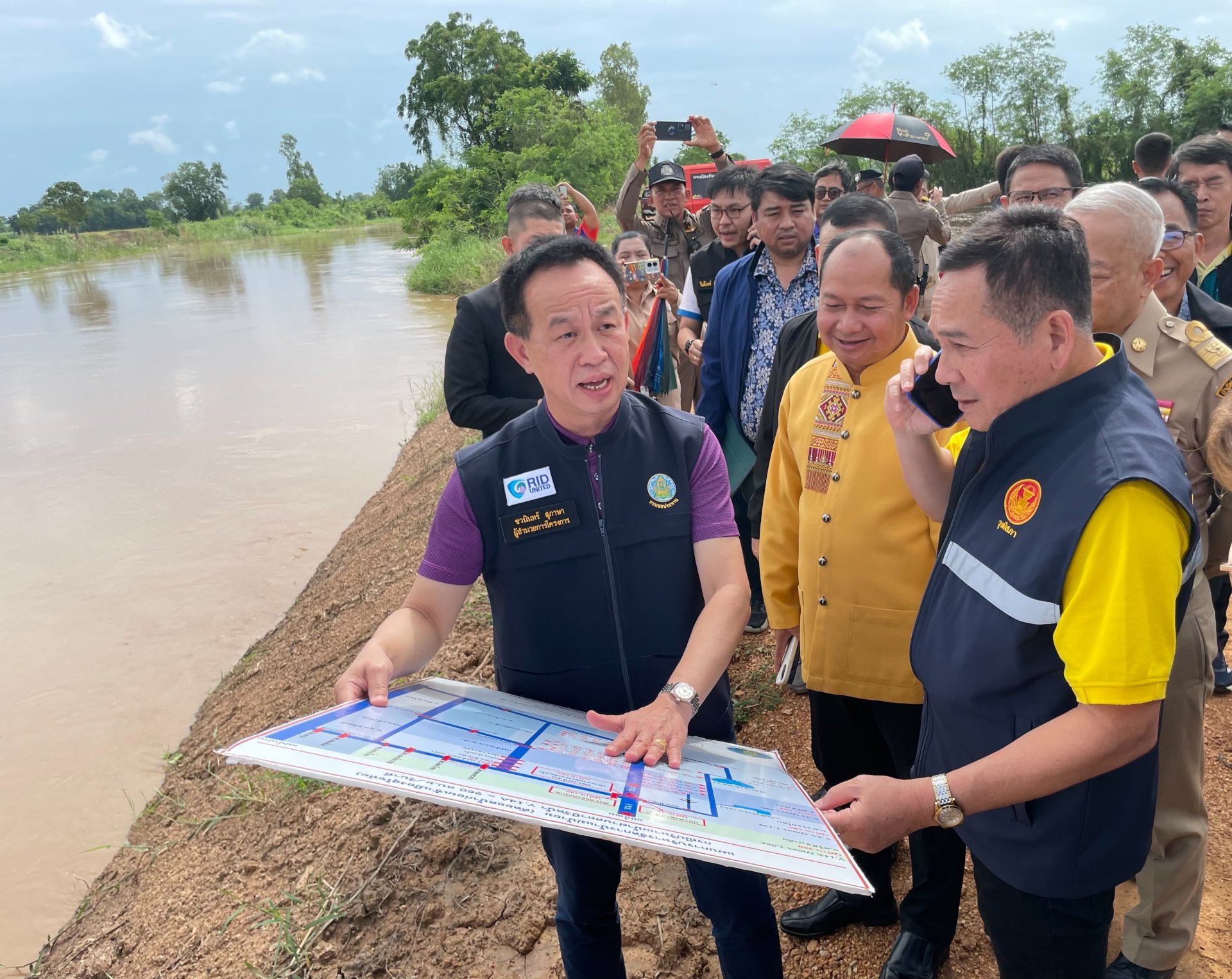"พลเอกสวัสดิ์"นำทีม สว. ลงพื้นที่"สุโขทัย"รับฟังปัญหาอุทกภัย