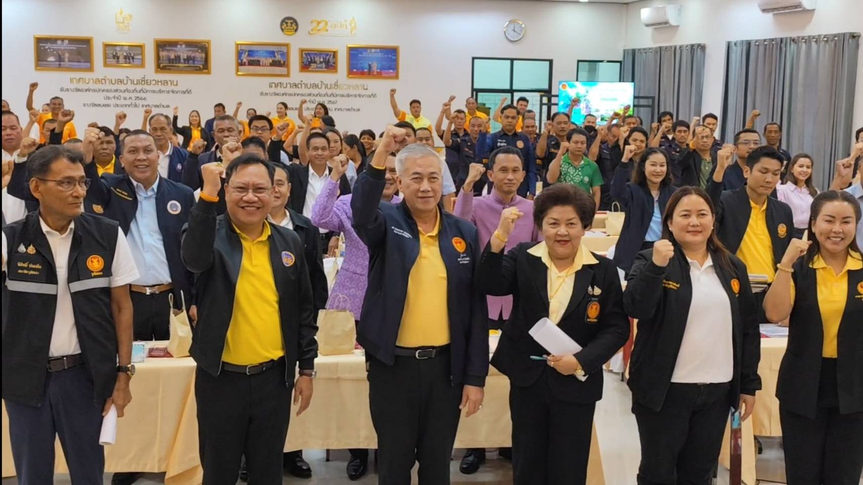 คณะสมาชิกวุฒิสภากลุ่มภาคใต้ตอนบน รับหนังสือร้องเรียนชาวบ้านพื้นที่สุราษฎร์ธานี
