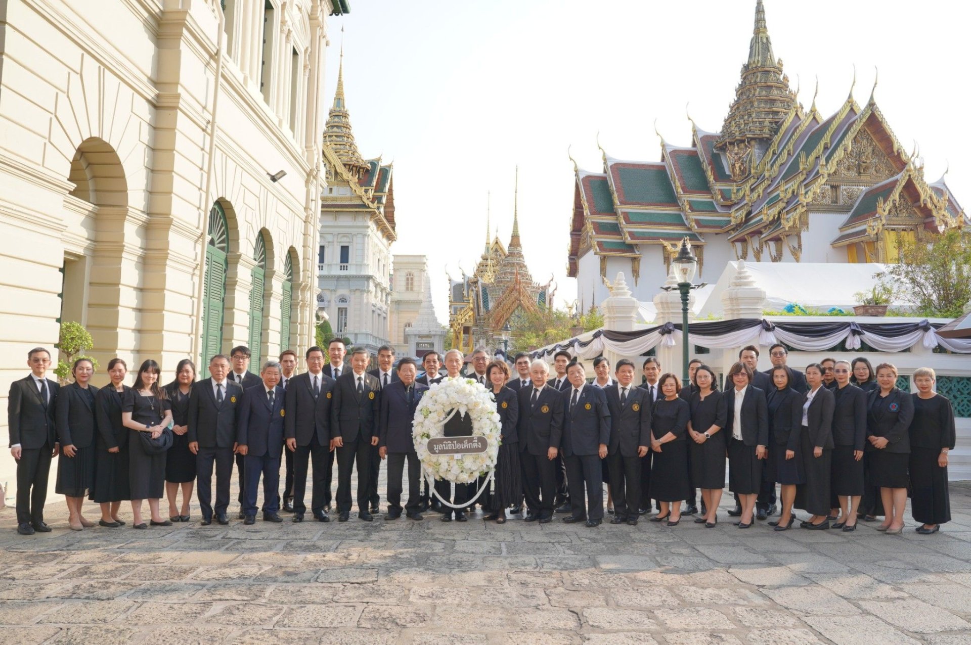 "มูลนิธิป่อเต็กตึ๊ง"วางพวงมาลา-กราบถวายบังคม พระบรมศพ"สมเด็จพระพันปีหลวง"