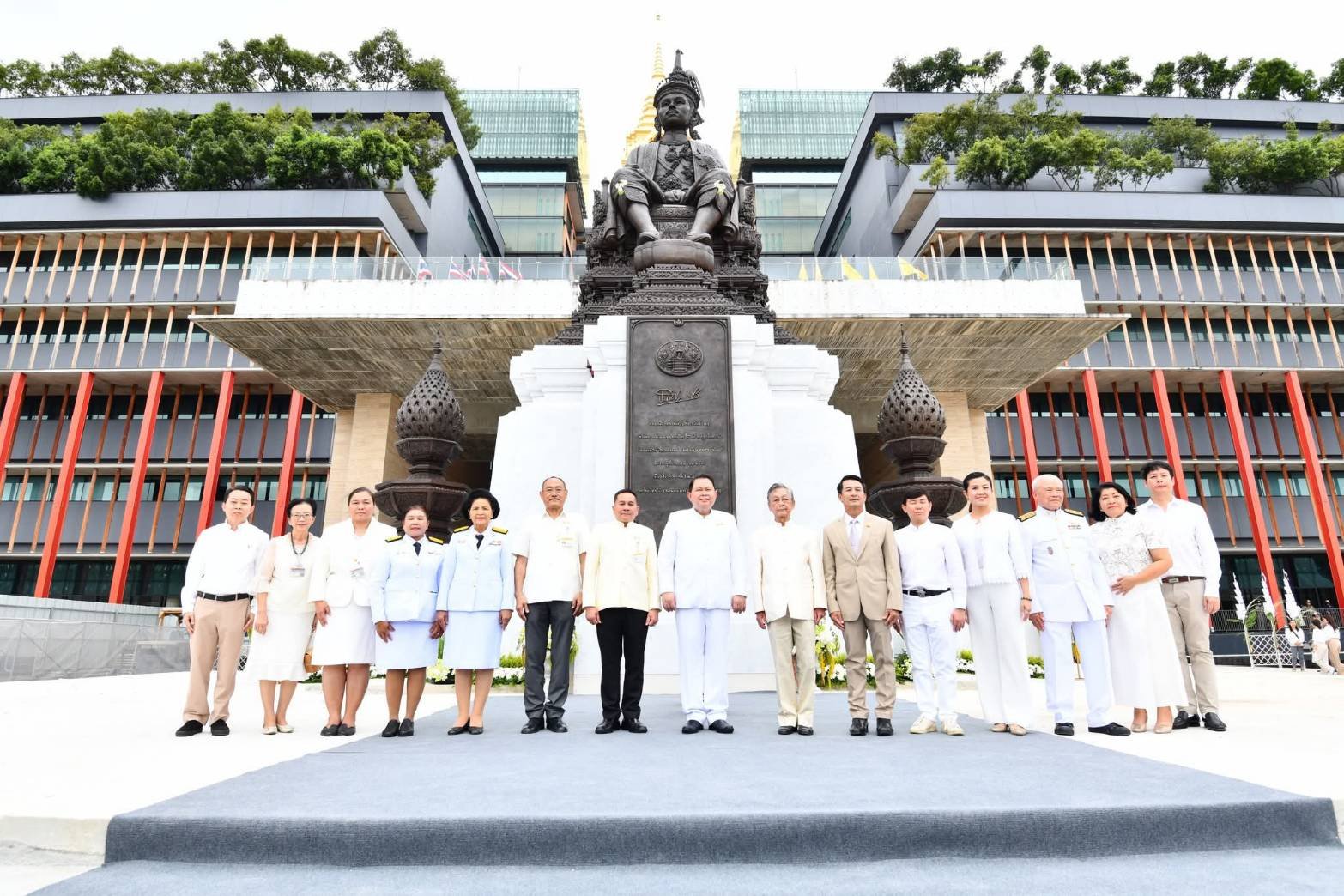 คณะวุฒิสภาสำนึกในพระมหากรุณาธิคุณ ร่วมพิธีบวงสรวงพระบรมราชานุสาวรีย์ ร.7 องค์ใหม่