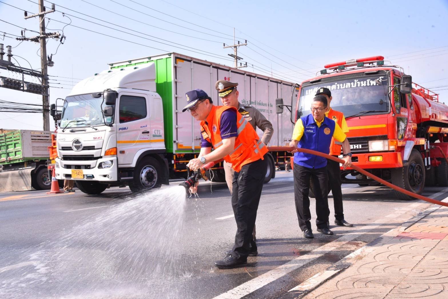 "ผู้ว่าฯแปดริ้ว"เปิดกิจกรรมบูรณาการ ทำความสะอาด-ตรวจควันรถลดฝุ่น "ผู้ว่าฯแปดริ้ว"เปิดกิจกรรมบูรณาการ ทำความสะอาด-ตรวจควันรถลดฝุ่น