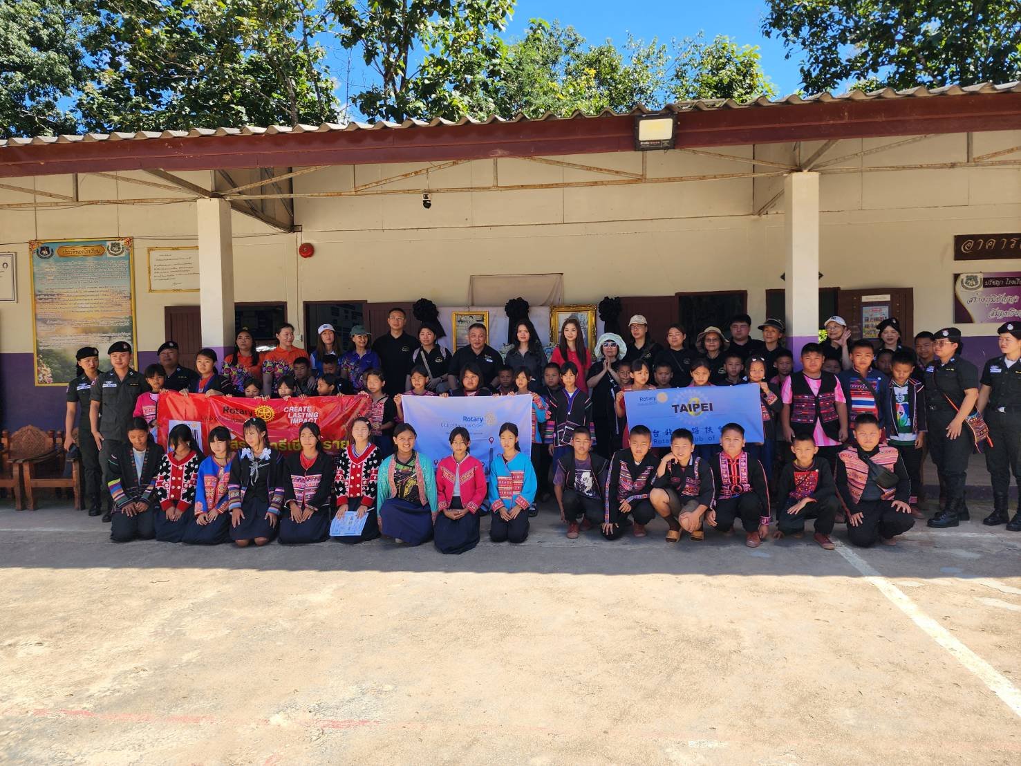มูลนิธิพุทธรักษาจับมือคณะโรตารี่ฯ ลงพื้นที่เยี่ยมมอบสิ่งของให้โรงเรียนตชด.