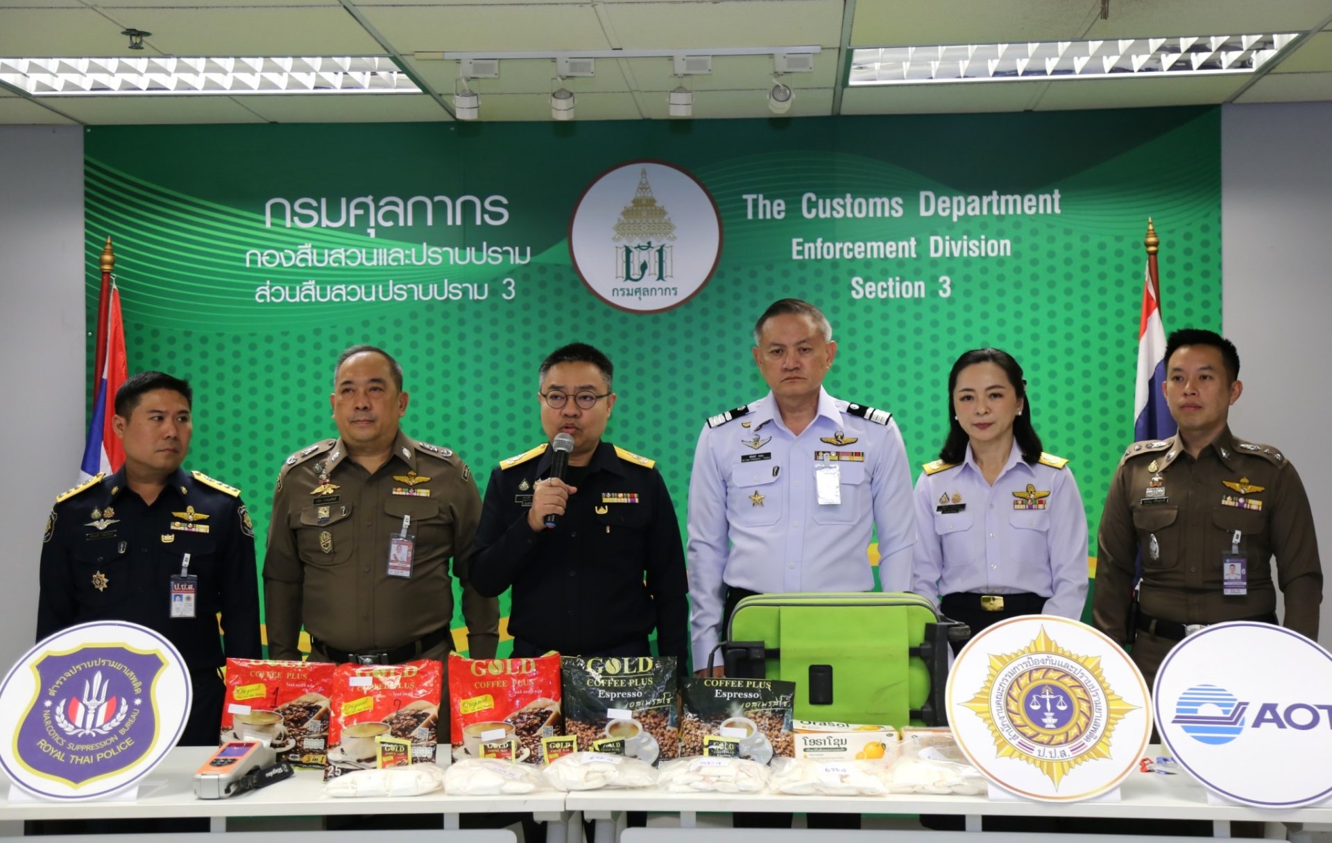 ทสภ.ผนึกกำลังศุลกากรเปิดปฏิบัติการ บุกจับต่างชาติซุกเฮโรอีน1.44ล้านในกระเป๋า