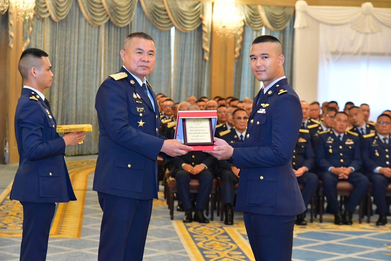 "บิ๊กไก่"เป็นประธานพิธีประดับเครื่องหมาย ความสามารถในการบิน กองทัพอากาศ "บิ๊กไก่"เป็นประธานพิธีประดับเครื่องหมาย ความสามารถในการบิน กองทัพอากาศ