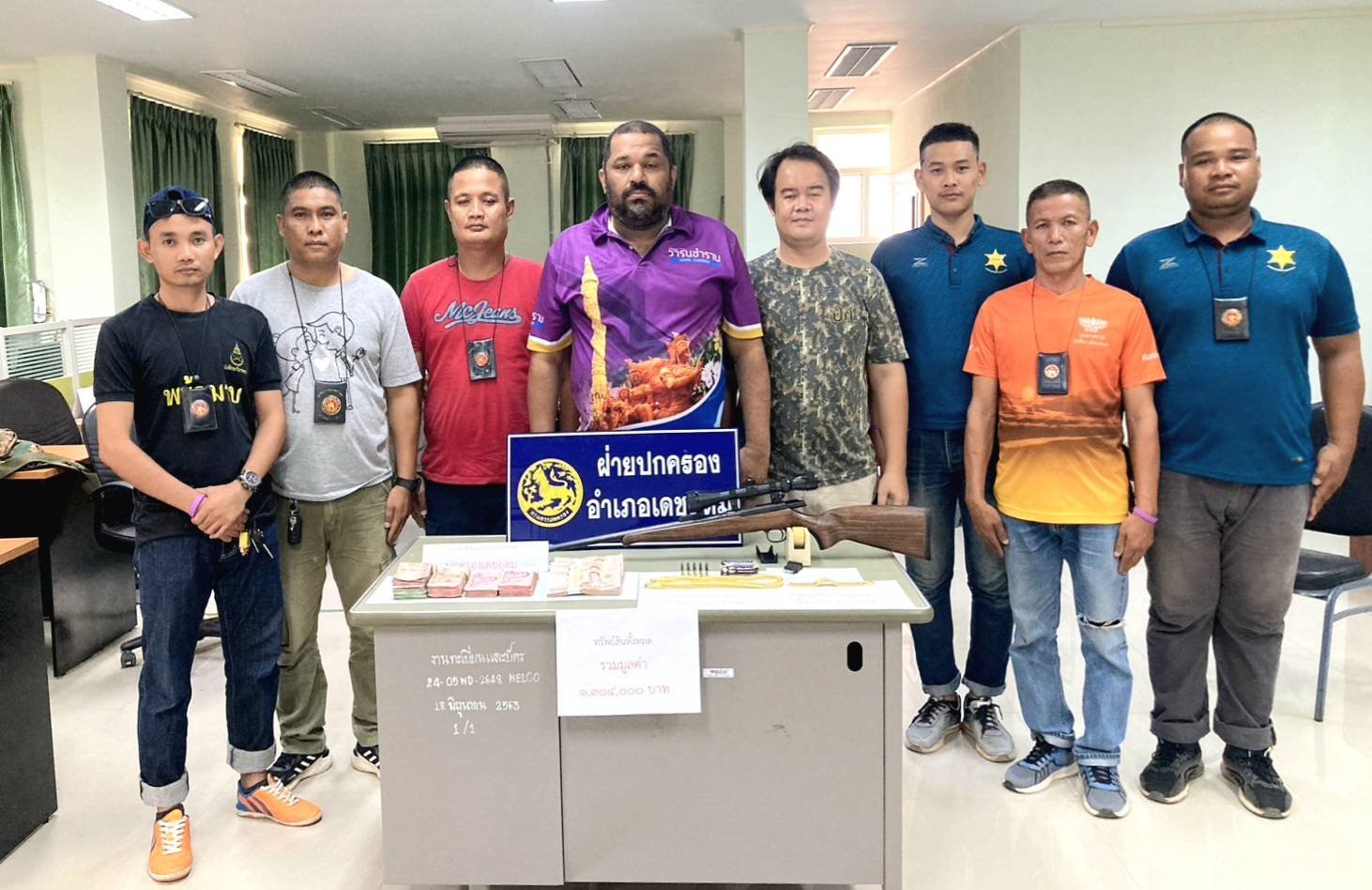 "ปกครองฯเดชอุดม"ปิดล้อมบ้านพ่อค้ายา ยึดทรัพย์ได้อื้อ-ผู้ต้องหาหนีรอดหวุดหวิด "ปกครองฯเดชอุดม"ปิดล้อมบ้านพ่อค้ายา ยึดทรัพย์ได้อื้อ-ผู้ต้องหาหนีรอดหวุดหวิด