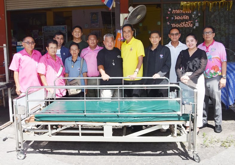 "นายกคล้าย"ห่วงใยชาวบ้านนำทีมผู้บริหารฯ ลงพื้นที่มอบเตียงผู้ป่วยให้กับผู้สูงวัย