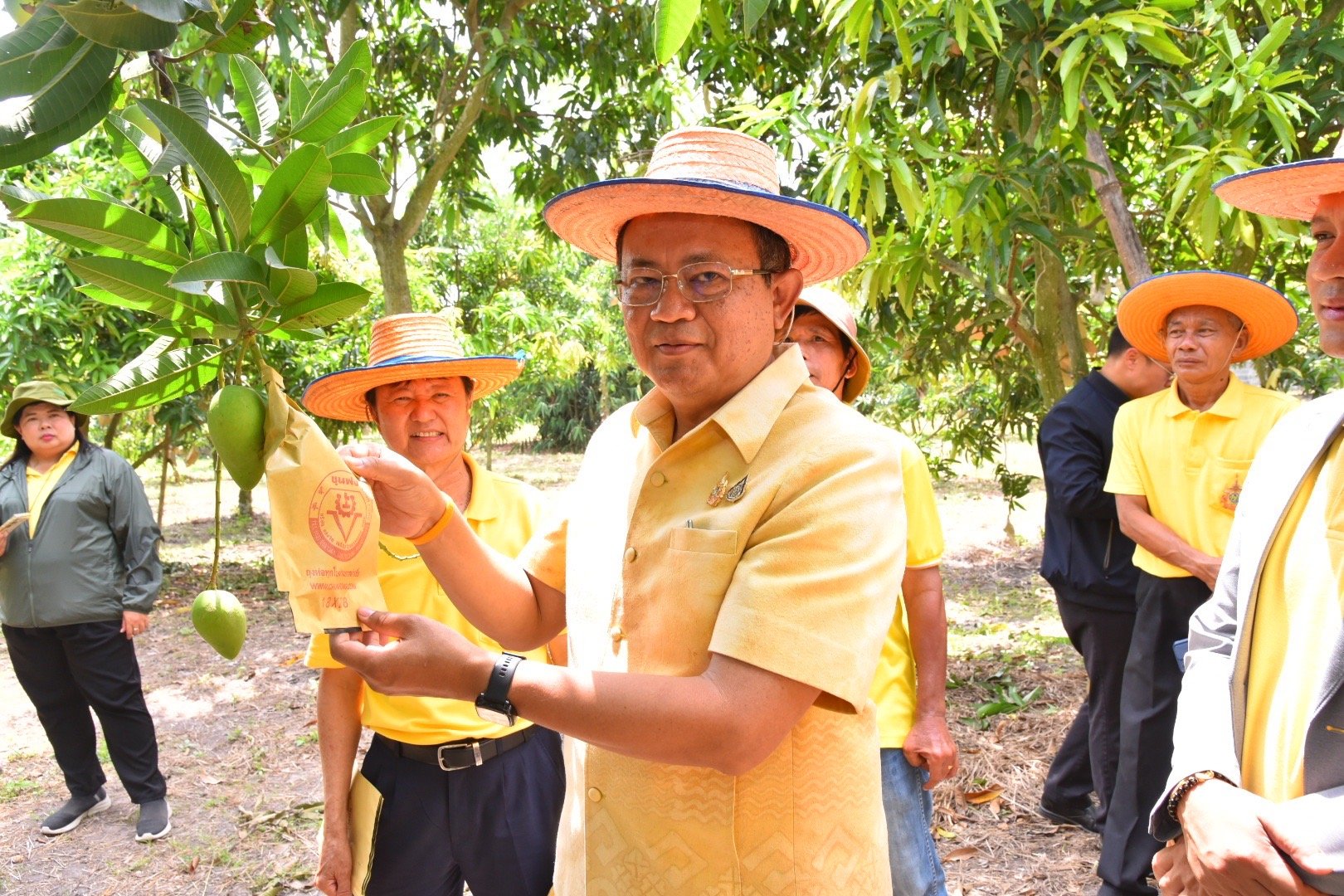 "พ่อเมืองฯ"นำคณะสื่อมวลชนร่วมกิจกรรม "ผู้ว่าพาชมสวน"ชวนบริโภคสินค้าเกษตรแปดริ้ว