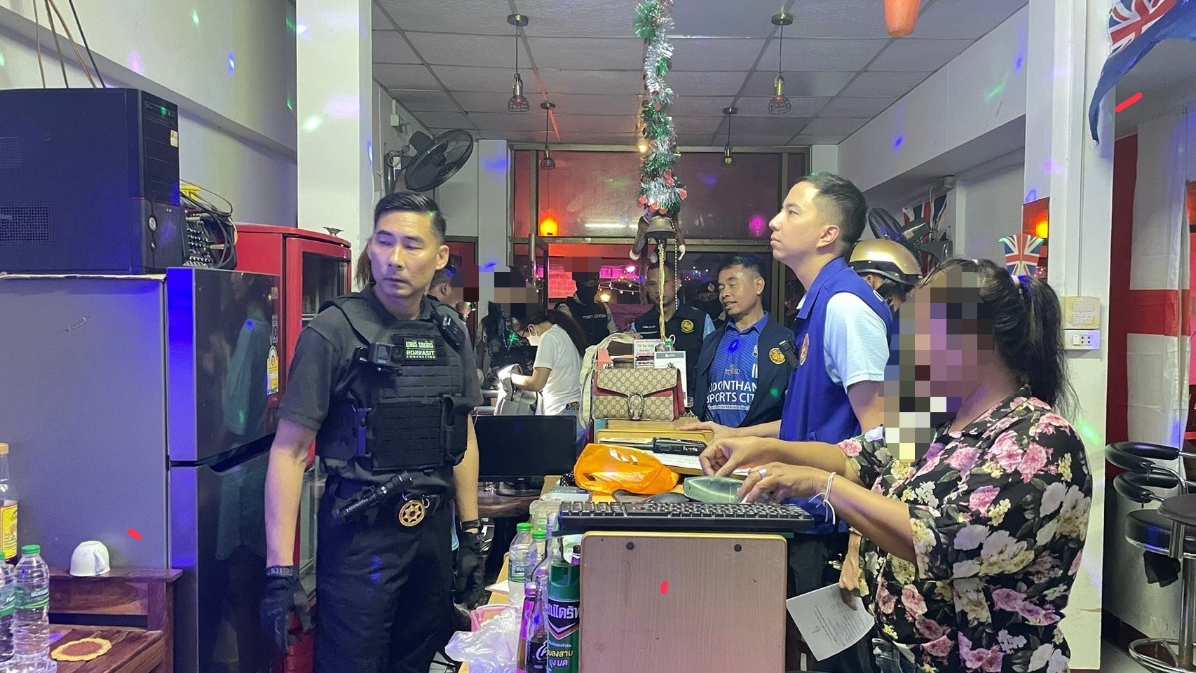 ปกครองอุดรฯเปิดปฏิบัติการปราบปรามค้ามนุษย์ บุกจับร้านคาราโอเกะแฝงค้ากามเด็ก ปกครองอุดรฯเปิดปฏิบัติการปราบปรามค้ามนุษย์ บุกจับร้านคาราโอเกะแฝงค้ากามเด็ก