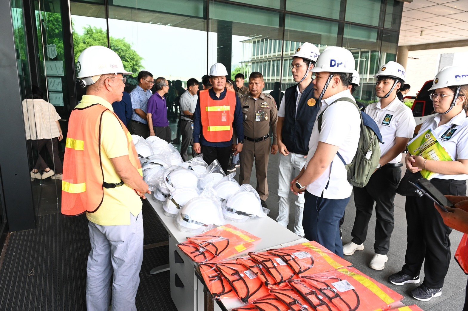 "ประธานวุฒิ"นำทีมวิศวกรตรวจสอบ อาคารวุฒิสภา-ยันแผ่นดินไหวไม่กระทบโครงสร้าง "ประธานวุฒิ"นำทีมวิศวกรตรวจสอบ อาคารวุฒิสภา-ยันแผ่นดินไหวไม่กระทบโครงสร้าง