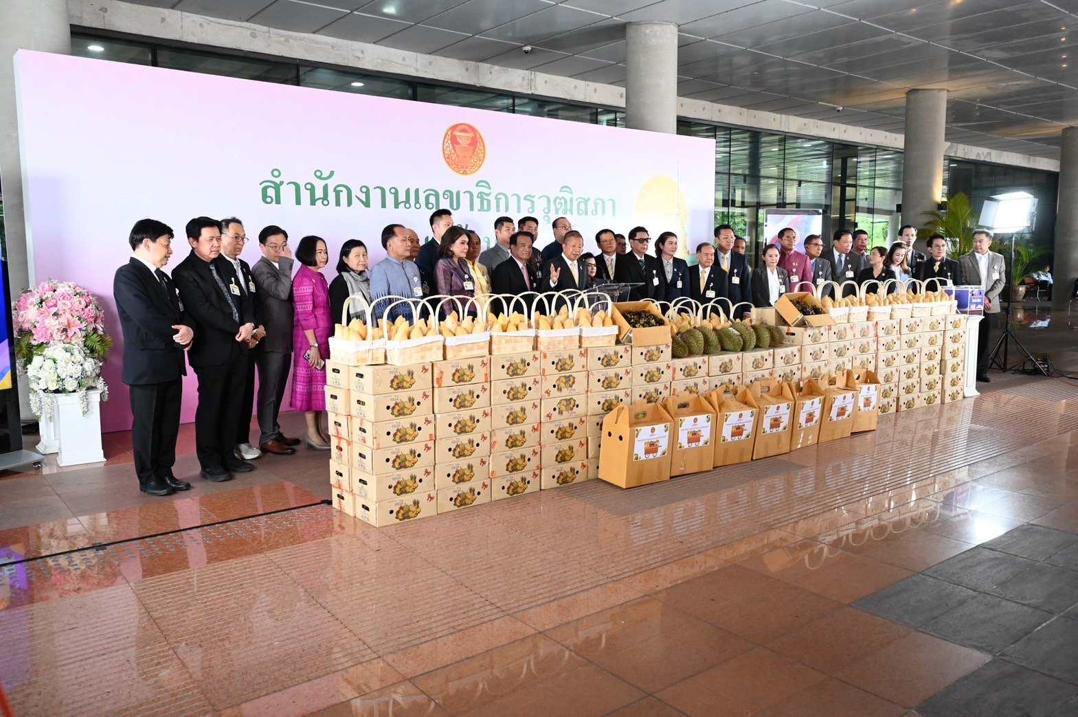 ส.ว.ดันโครงการ"ไทยช่วยไทย" หนุนเกษตรกรรับมือวิกฤติผลไม้ล้นตลาด ส.ว.ดันโครงการ"ไทยช่วยไทย" หนุนเกษตรกรรับมือวิกฤติผลไม้ล้นตลาด