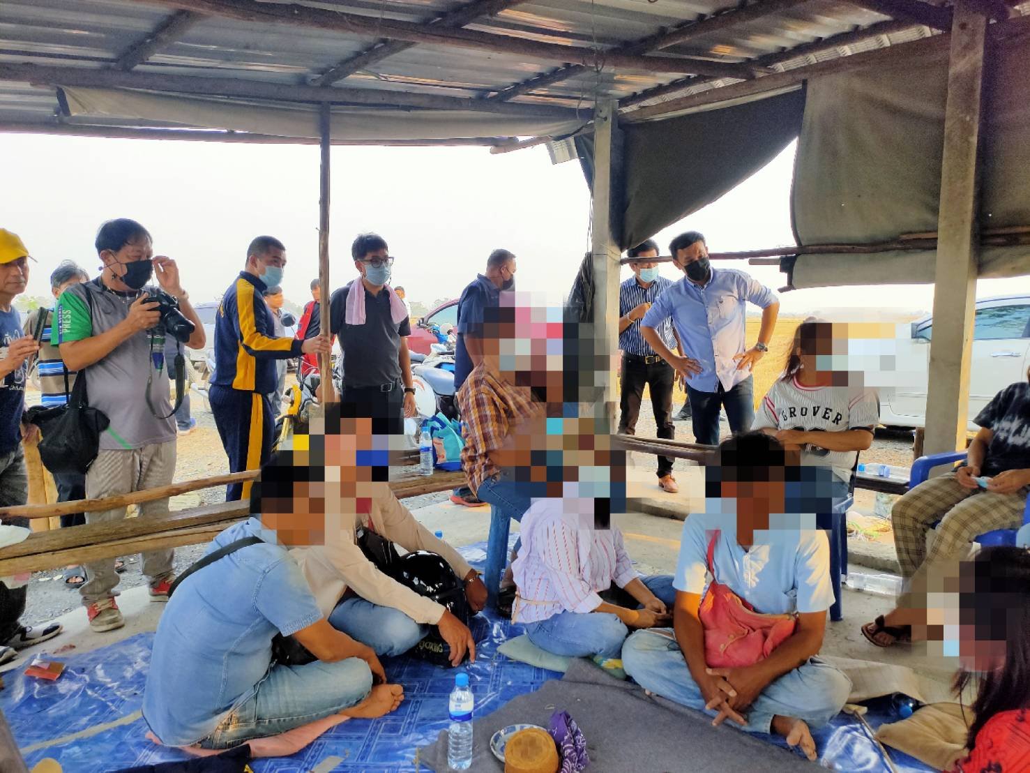 ปกครองสิงห์บุรีลุยจับ14ผีพนัน เขย่าไฮโลเล่นกันเพลินกลางทุ่งนา  ปกครองสิงห์บุรีลุยจับ14ผีพนัน เขย่าไฮโลเล่นกันเพลินกลางทุ่งนา