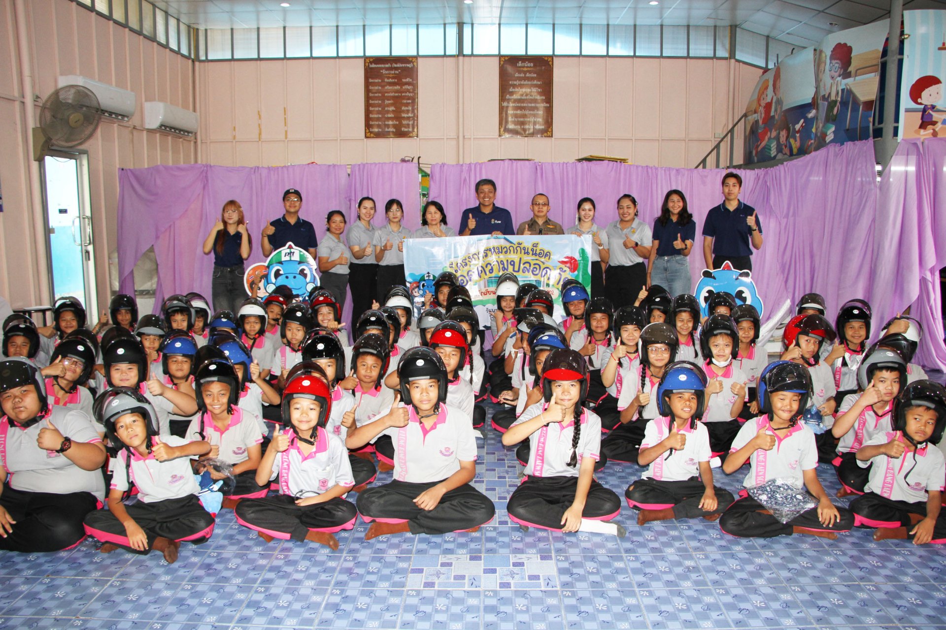 ปตท.ห่วงใยเยาวชนจัดอบรมให้ความรู้ มอบหมวกกันน็อคเพิ่มความปลอดภัยบนท้องถนน