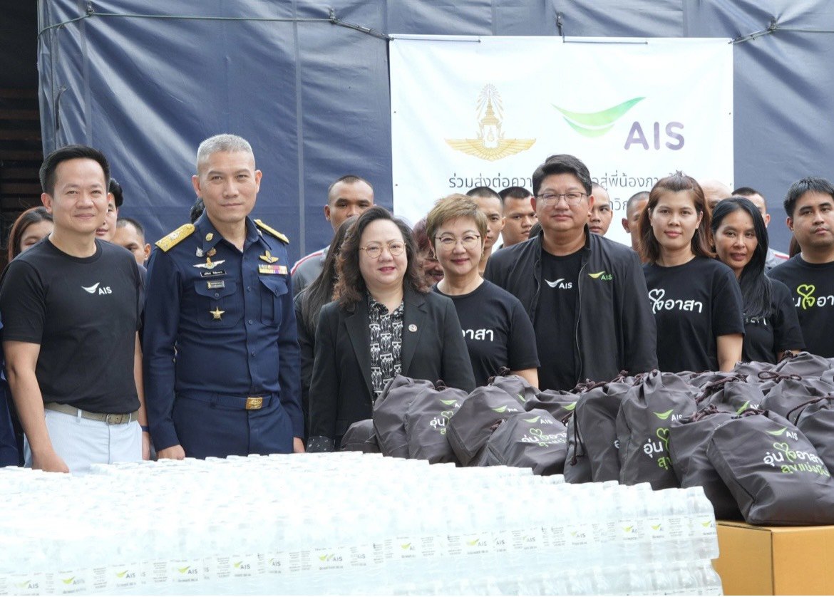 AIS ระดมพลังอุ่นใจอาสาส่งมอบถุงยังชีพ ช่วยเหลือน้ำท่วมภาคใต้ต่อเนื่อง