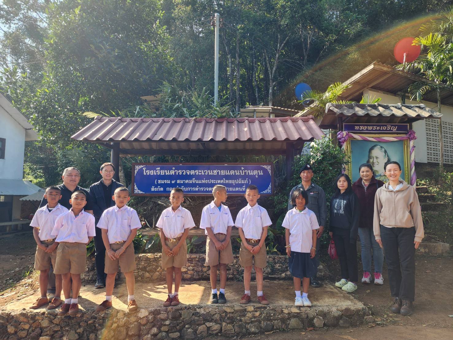 แม้ไร้หัวโขนก็ยังทุ่มเทเพื่อนร. อดีต"บิ๊กตร."ลงพื้นที่ประเมินครูสอนภาษาโรงเรียนตชด. แม้ไร้หัวโขนก็ยังทุ่มเทเพื่อนร. อดีต"บิ๊กตร."ลงพื้นที่ประเมินครูสอนภาษาโรงเรียนตชด.