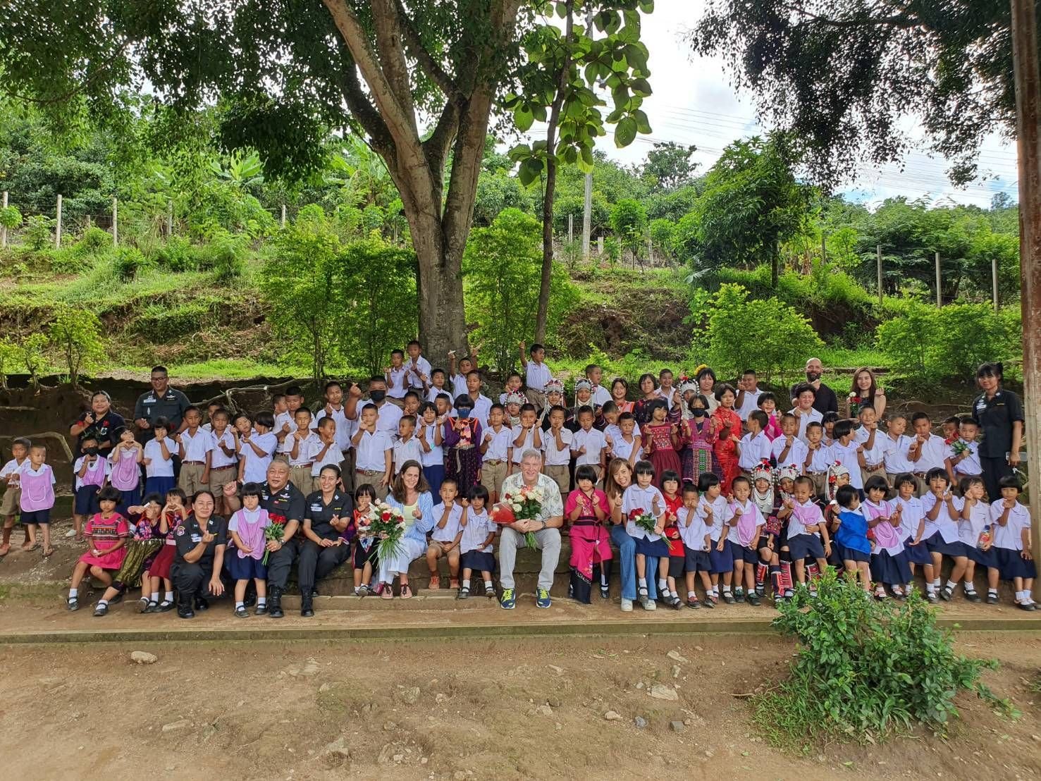 รองผู้ช่วยทูตฯอเมริกาอำลาตำแหน่ง ลงพื้นที่เยี่ยมเยียนเลี้ยงอาหารนร.รร.ตชด. รองผู้ช่วยทูตฯอเมริกาอำลาตำแหน่ง ลงพื้นที่เยี่ยมเยียนเลี้ยงอาหารนร.รร.ตชด.