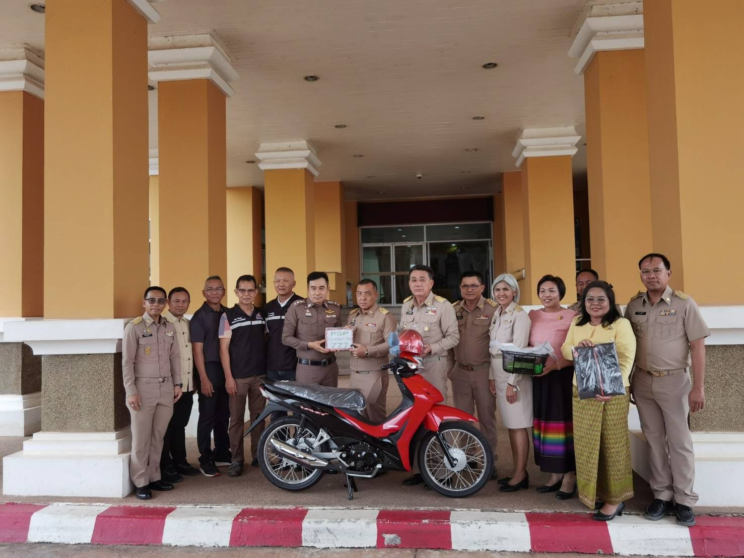 "ผู้การฯบึงกาฬ"มอบรถจยย. สนับสนุนงานกาชาดจังหวัดฯประจำปี 67 "ผู้การฯบึงกาฬ"มอบรถจยย. สนับสนุนงานกาชาดจังหวัดฯประจำปี 67