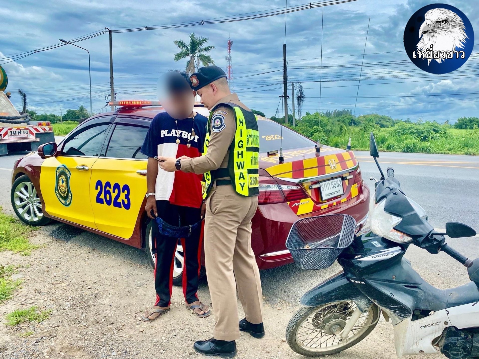 "หนีหมายจับ 2 ปีสุดท้ายไม่รอด" ทางหลวงฯซิวหนุ่มหนีคดีครอบครองฯ-เสพยานรก "หนีหมายจับ 2 ปีสุดท้ายไม่รอด" ทางหลวงฯซิวหนุ่มหนีคดีครอบครองฯ-เสพยานรก