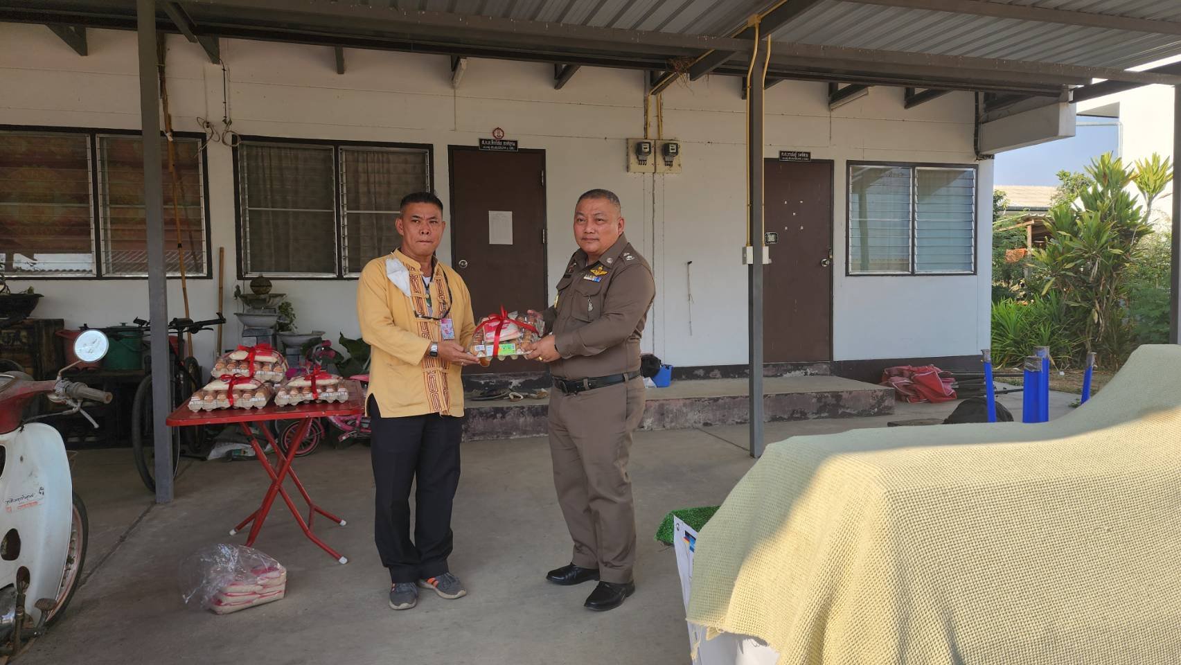 "ผู้การตชด.ภาค3"ดูแลทุกข์-สุขลูกน้อง มอบรางวัลนร.ชนะแต่งกลอน-เรียงความ "ผู้การตชด.ภาค3"ดูแลทุกข์-สุขลูกน้อง มอบรางวัลนร.ชนะแต่งกลอน-เรียงความ