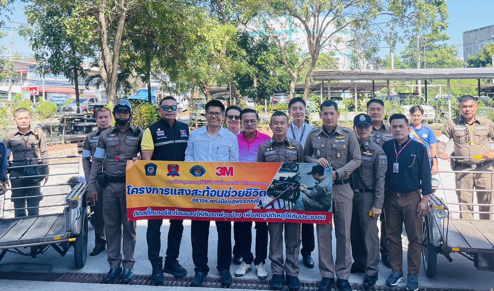 โปลิศเมืองสุพรรณฯผุดไอเดีย "แสงสะท้อนช่วยชีวิต"ลดอุบัติเหตุ