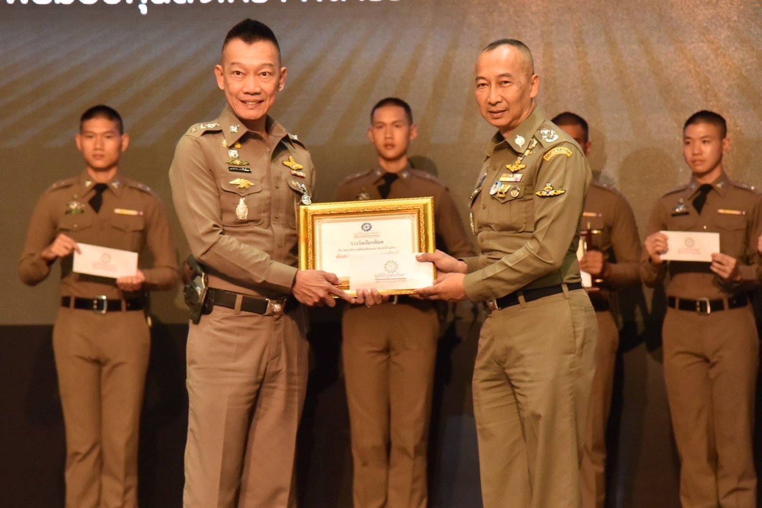 "มูลนิธิบุณยะจินดา"มอบทุนสนับสนุน ตำรวจดีเด่นต้นแบบ-พลเมืองดีปี66