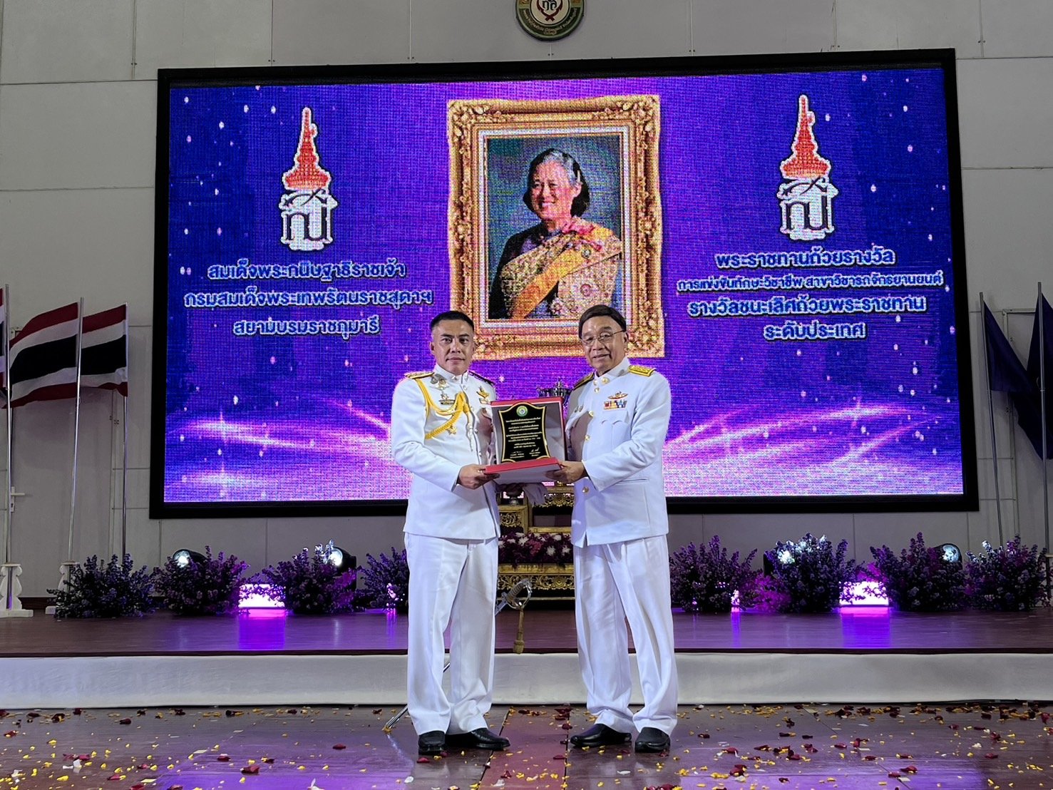 ว.เทคโนโลยีโปลิเทคนิคลานนา มอบโล่-ใบประกาศเกียรติคุณ กก.5 บก.กฝ.บช.ตชด. ว.เทคโนโลยีโปลิเทคนิคลานนา มอบโล่-ใบประกาศเกียรติคุณ กก.5 บก.กฝ.บช.ตชด.