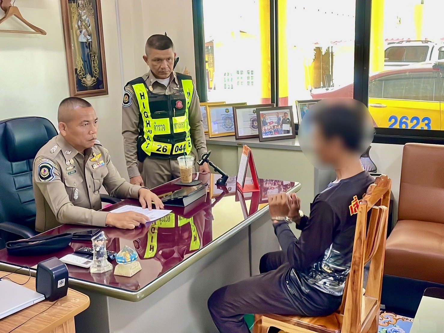 ถึงคราวซวยขี่จยย.ย้อนศร ตร.ทางหลวงเรียกตรวจประวัติเจอหมายจับ"บัญชีม้า" ถึงคราวซวยขี่จยย.ย้อนศร ตร.ทางหลวงเรียกตรวจประวัติเจอหมายจับ"บัญชีม้า"