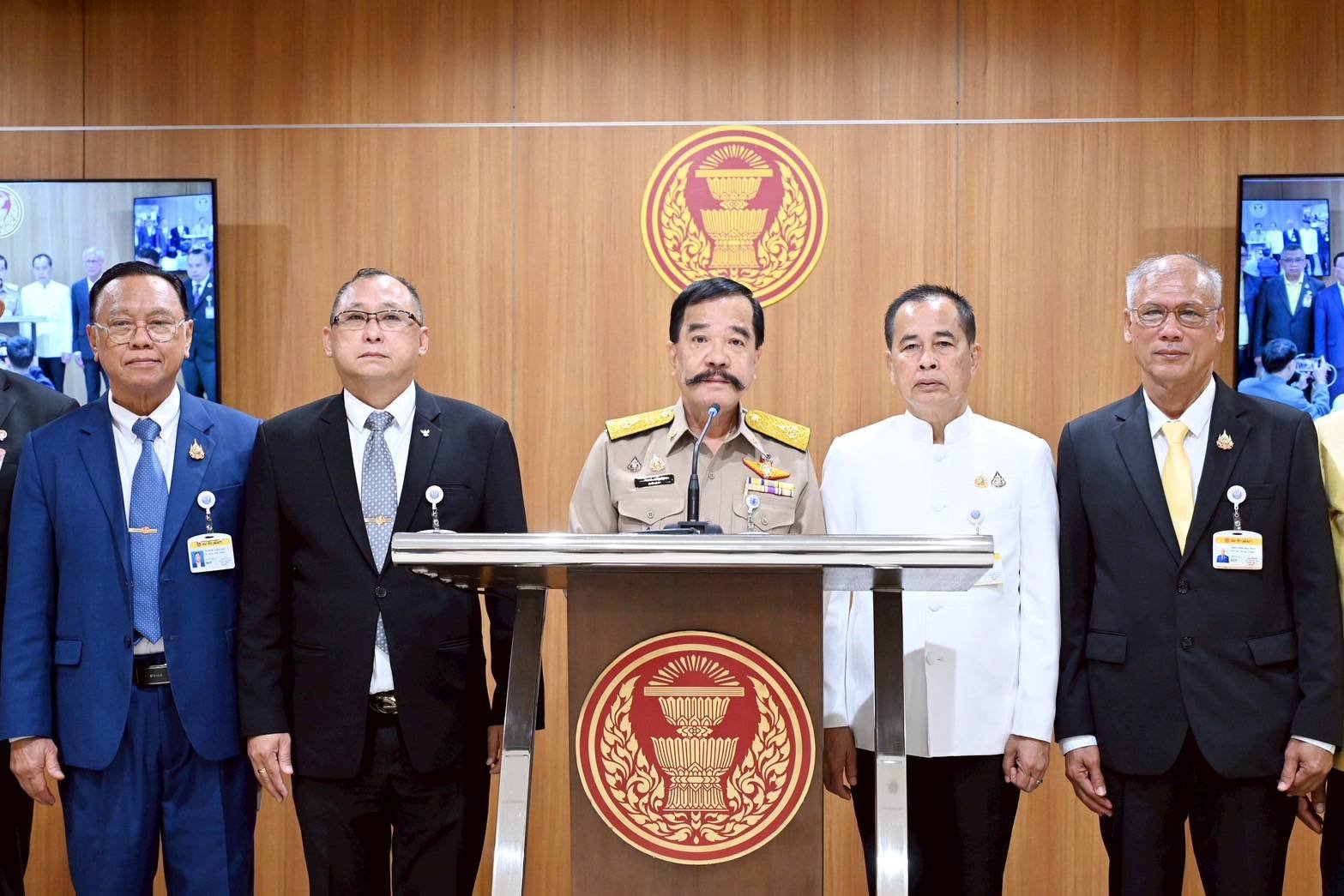 "กมธ.ทหารฯ วุฒิสภา"เปิดแนวรุก เชิญ"นายกฯ"ชี้แจงปัญหาทางทหาร "กมธ.ทหารฯ วุฒิสภา"เปิดแนวรุก เชิญ"นายกฯ"ชี้แจงปัญหาทางทหาร