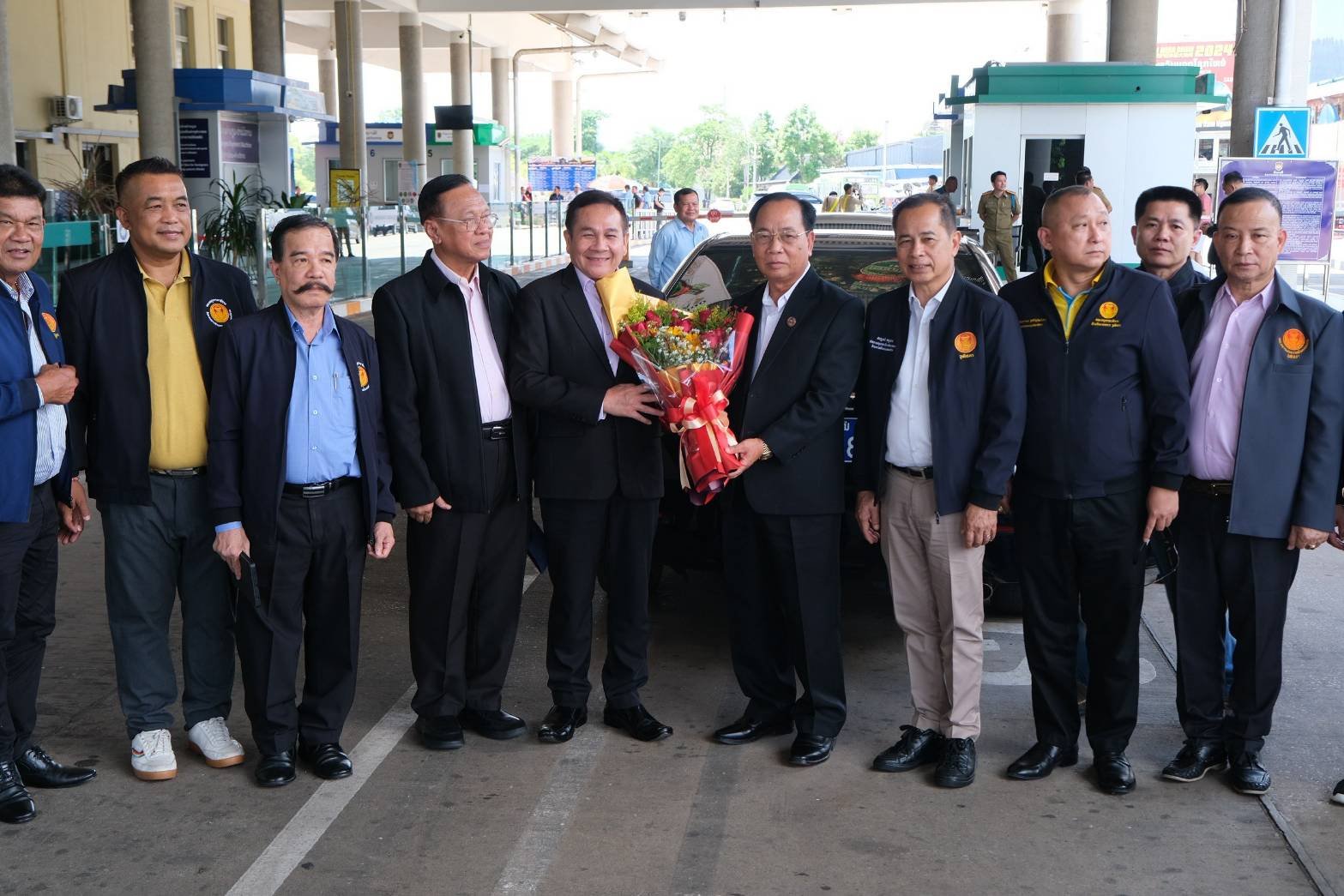 "บิ๊กสวัสดิ์"พร้อมกมธ.ทหารฯ วุฒิสภา เยือน"สปป.ลาว"ถกทวิภาคี