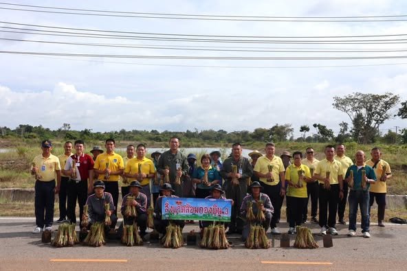 กองบิน 3 ร่วมกับกรมพัฒนาที่ดิน จัดกิจกรรมรณรงค์-ส่งเสริมการปลูกหญ้าแฝก