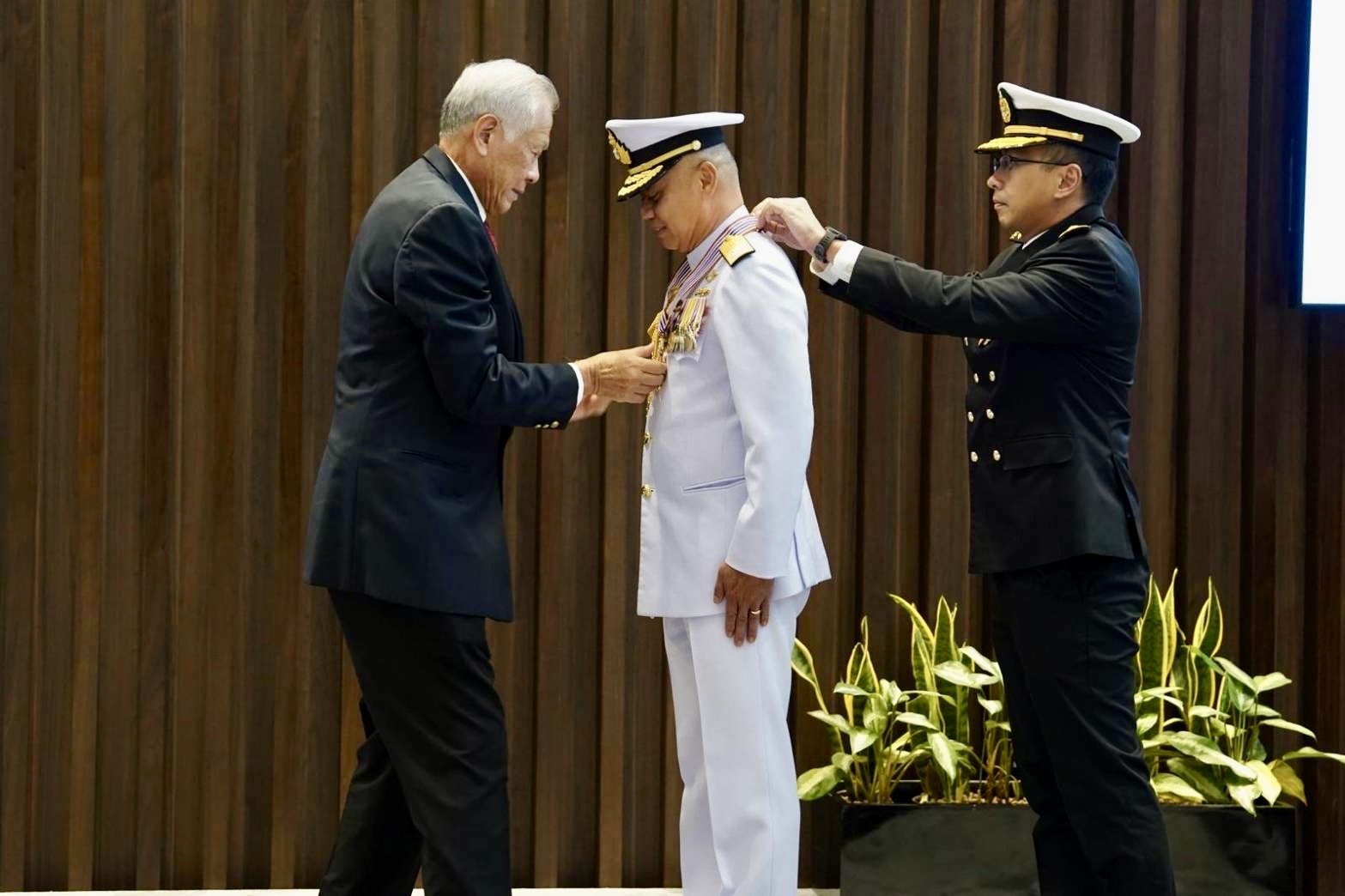 "ผบ.ทร."เยือนสาธารณรัฐสิงคโปร์ รับมอบเครื่องอิสริยาภรณ์เชิดชูเกียรติทางทหาร