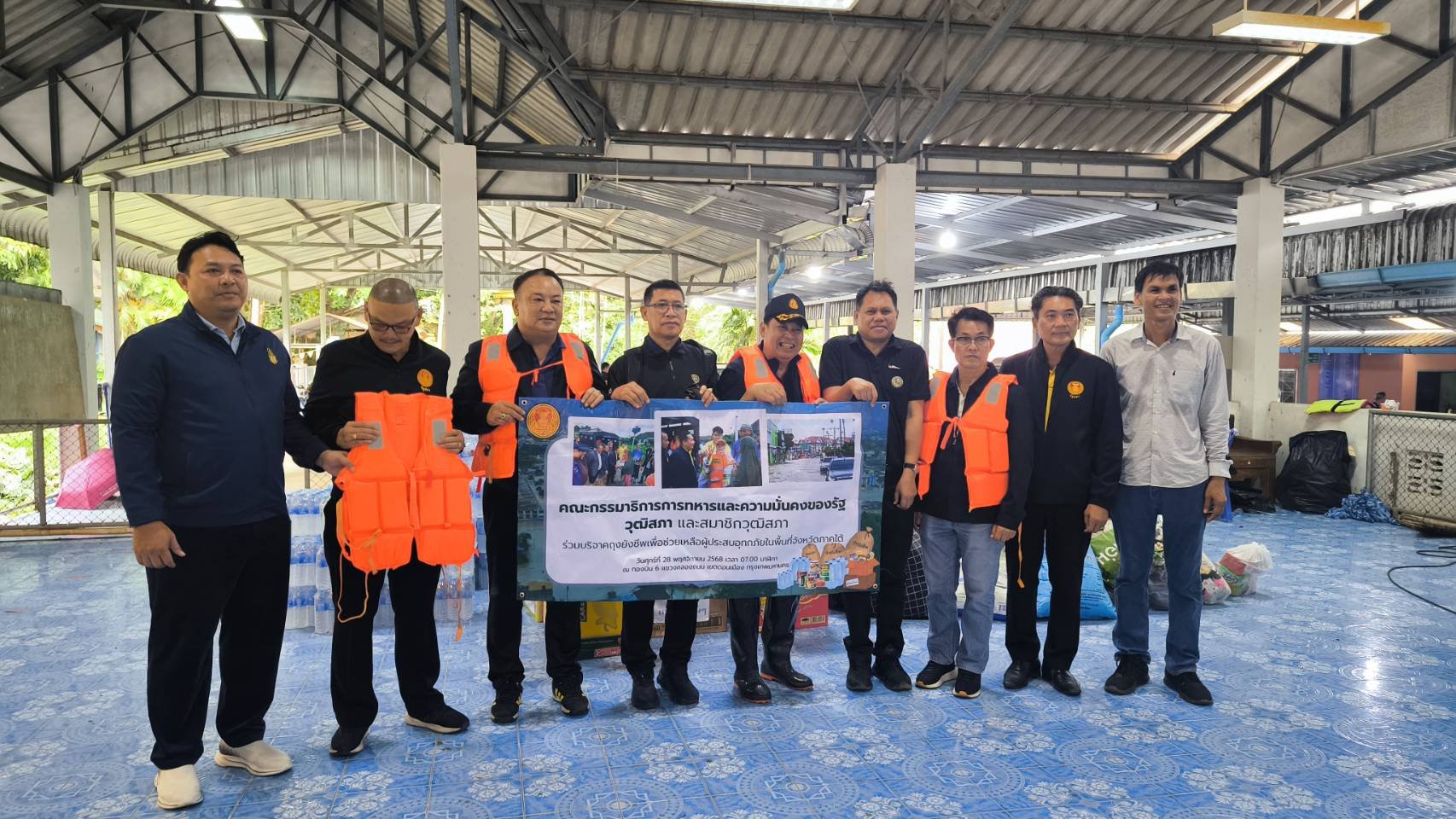 "กมธ.ทหารฯวุฒิสภา"ลงพื้นที่ ช่วยชาวบ้านประสบภัยน้ำท่วมภาคใต้