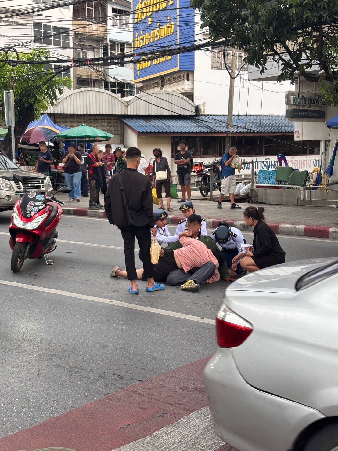 ชื่นชม"นักเรียนพยาบาลทอ."เห็นคนเจ็บ จากอุบัตเหตุรีบเข้าช่วยเหลือทันที