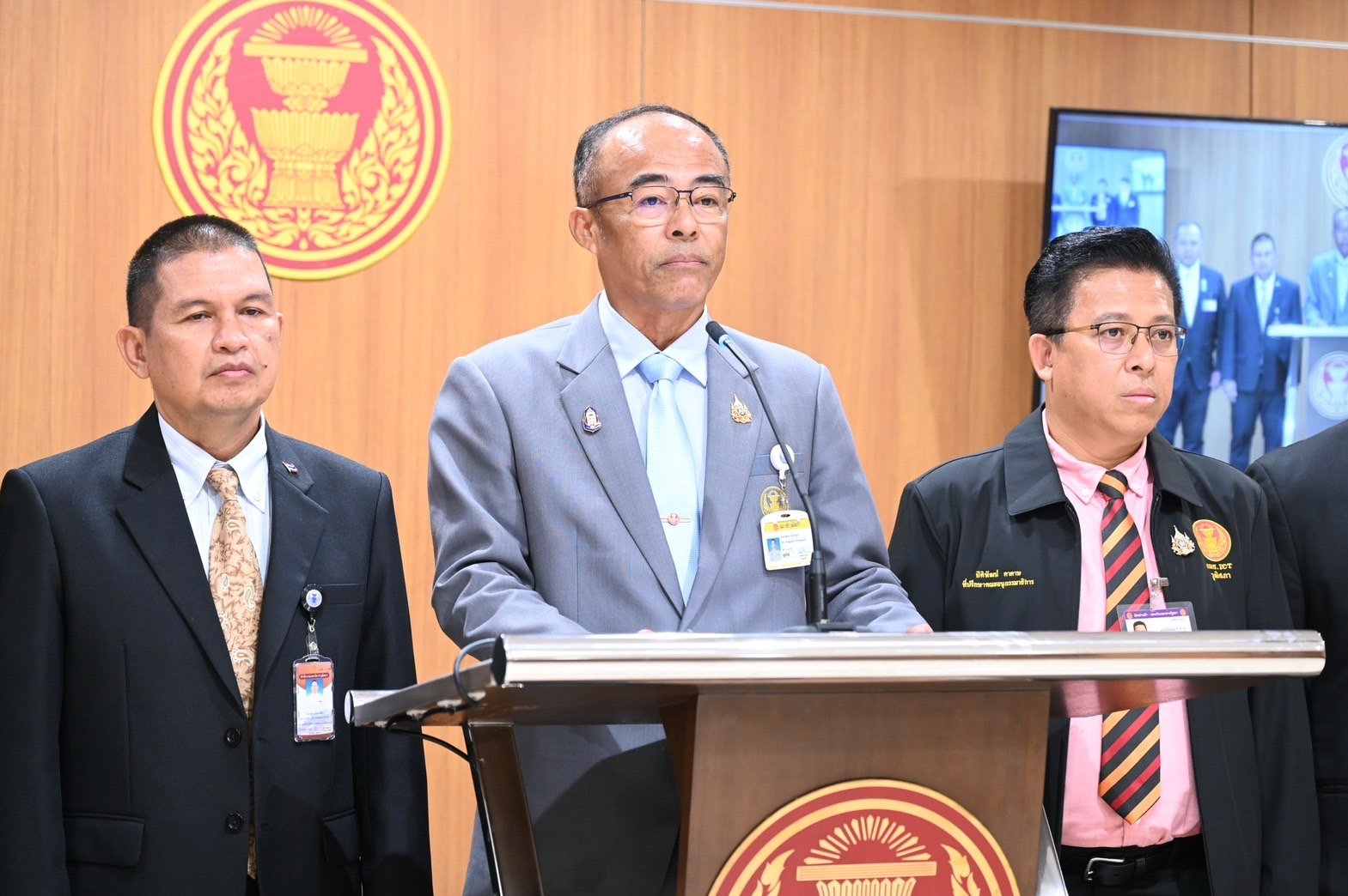 "สว.นพดล"เสนอผลศึกษา5แนวทางแก้ปัญหา ลอบพาดสายสื่อสารเชื่อมต่อประเทศเพื่อนบ้าน "สว.นพดล"เสนอผลศึกษา5แนวทางแก้ปัญหา ลอบพาดสายสื่อสารเชื่อมต่อประเทศเพื่อนบ้าน