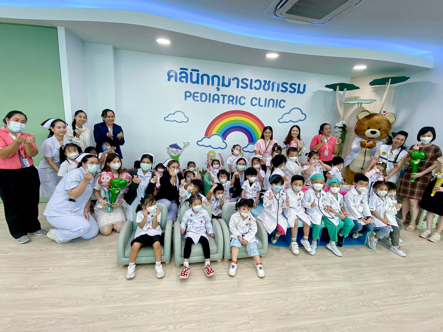 โรงพยาบาลราชพิพัฒน์ พาน้องๆ หนูๆ โรงเรียนอนุบาลรักวิทย์ ชมสถานที่ปฏิบัติงานจริงของคุณหมอพยาบาล และให้ความรู้แก่เด็กๆ