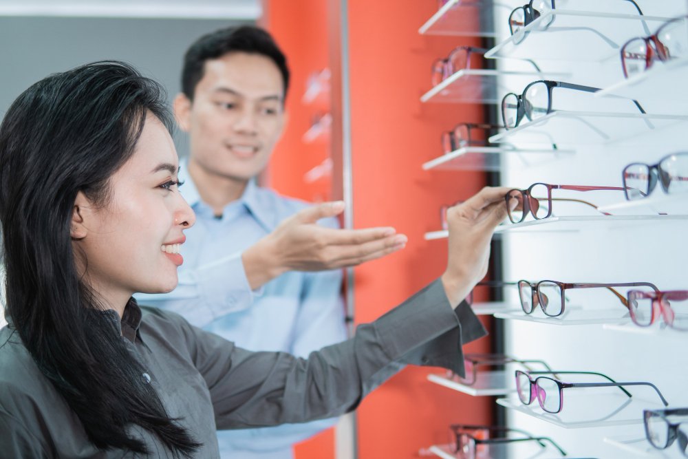 เปิดร้านแว่นตาโดยไม่มีพื้นฐาน ควรเตรียมตัวยังไง? ประสบการณ์จริงจากคนในวงการ
