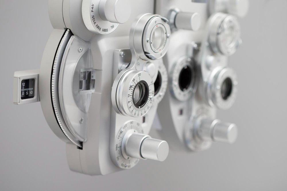 Phoropter (หัวกระโหลก) สำคัญกับร้านแว่นอย่างไร | อุปกรณ์ที่ทำให้วัดสายตาแม่นขึ้น (Grandlondon Optical)