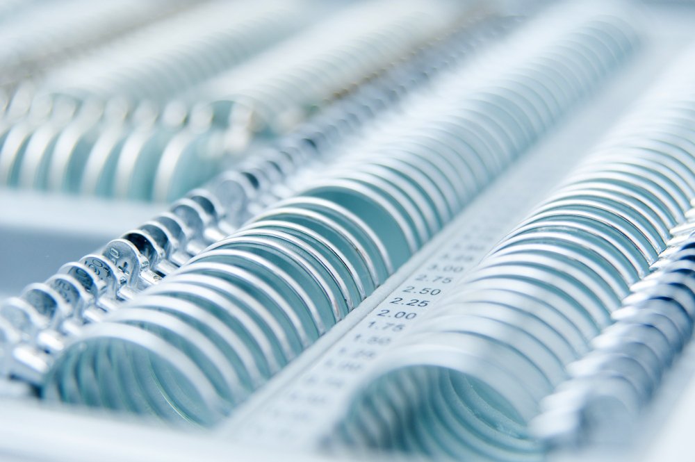 เลนส์เซ็ท TRIAL LENS SET แบบ พลาสติก vs แก้ว แบบไหนดีกว่า? วิเคราะห์ให้เข้าใจแบบเจ้าของร้าน