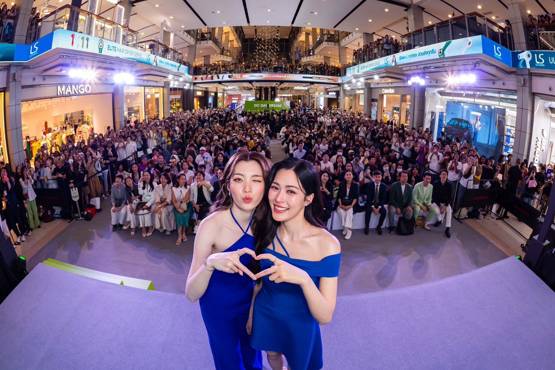 'หลิง-ออม' แท็กทีมจุดพลังแฟนด้อมกลางเซ็นทรัลเวิลด์ ในงาน "DO DAY DREAM: Innovate for a Better Future"