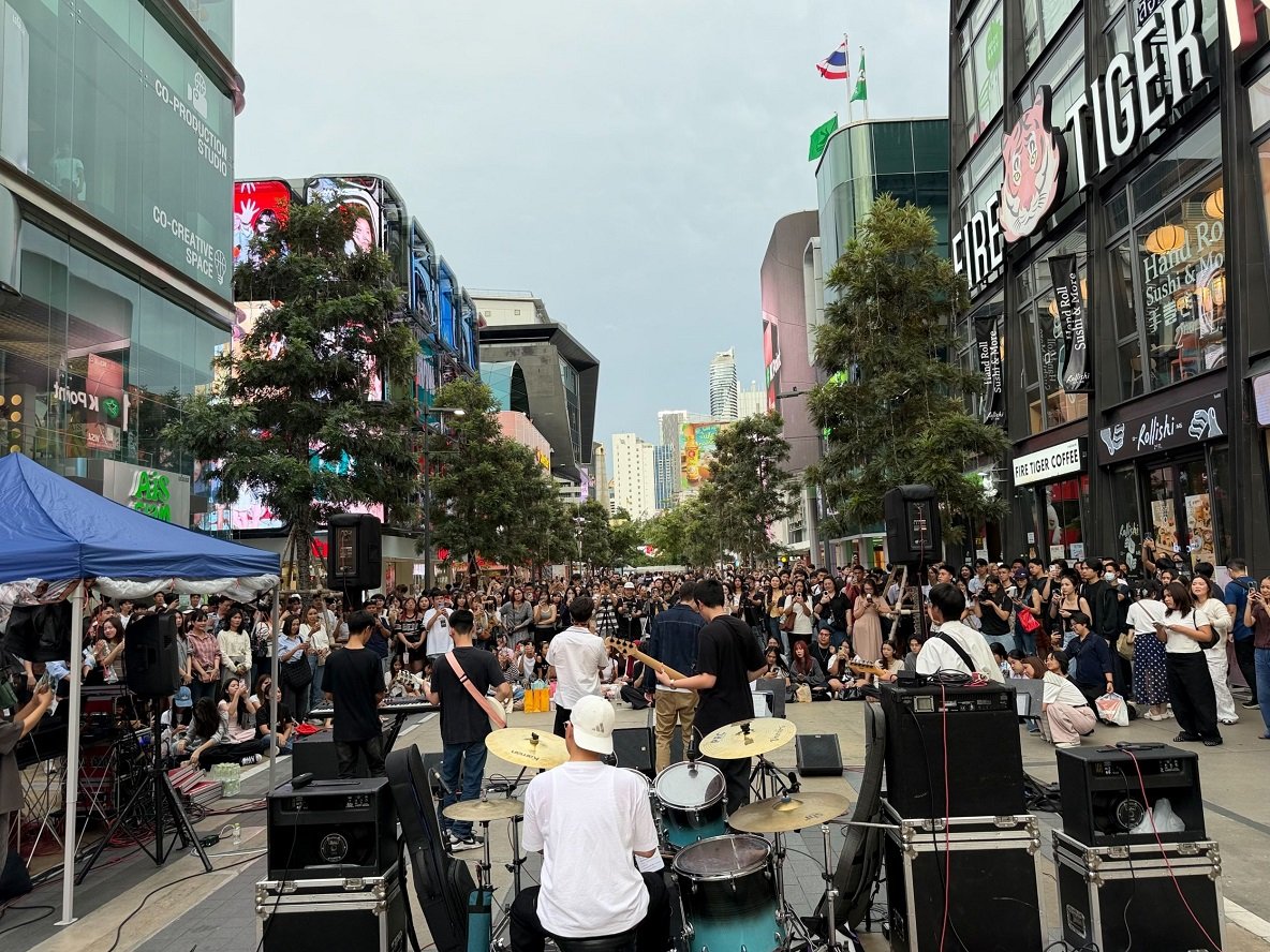 'อะตอม ชนกันต์' โผล่เซอร์ไพรส์กลางสยาม! ร่วมแจม Rising Star บนเวที "SIAM SQUARE RISING STAGE"