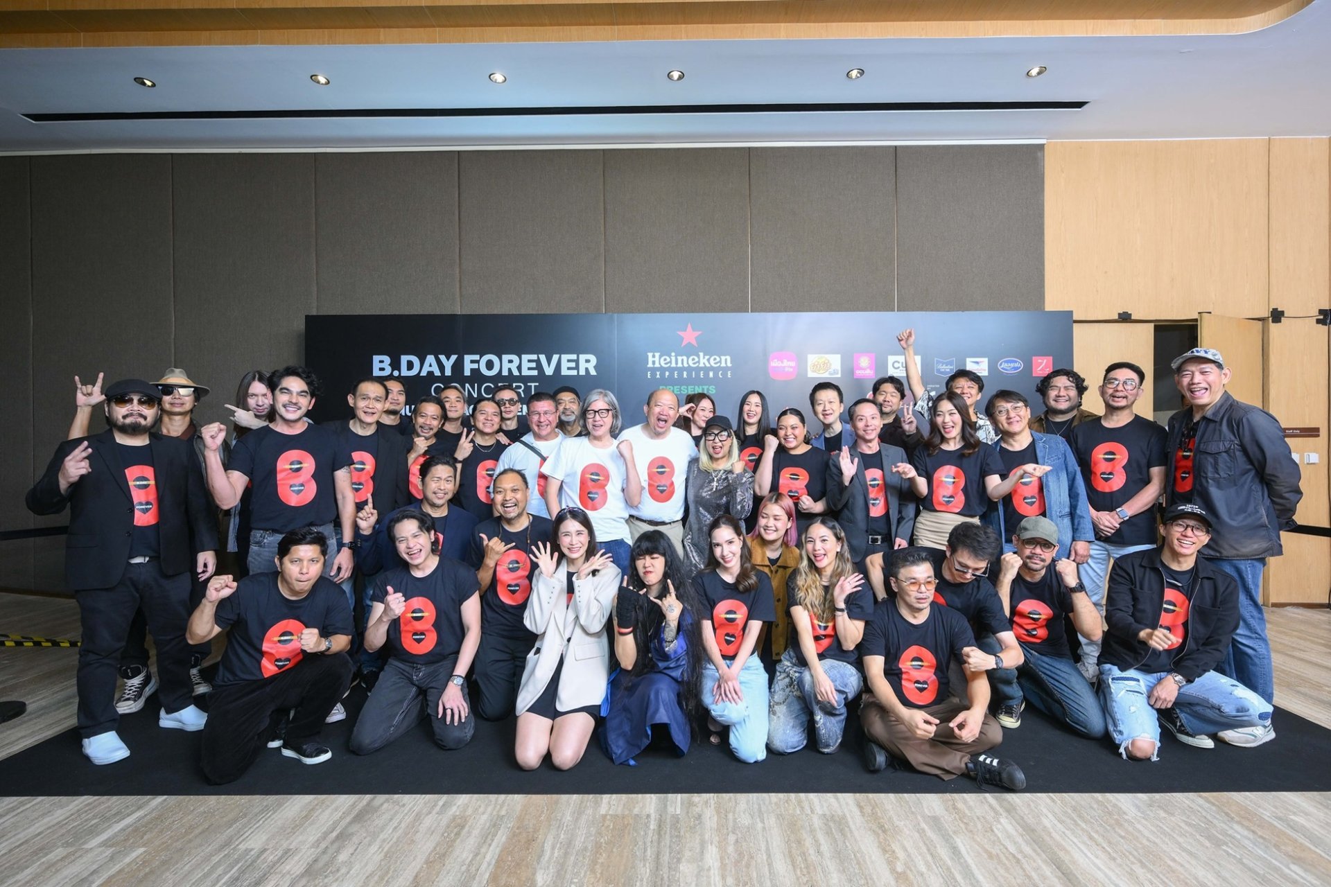 'สุกี้-บอย-สมเกียรติ' แท็กทีม ยกศิลปินค่าย "Bakery Music & Dojo City" ร่วมแถลงข่าวงาน Heineken Experience Presents "B.DAY Forever Concert" คอนเสิร์ตครั้งสำคัญในรอบ 20 ปี 5-7 ธ.ค.68 เปิดขายบัตร 28 มิ.ย.นี้