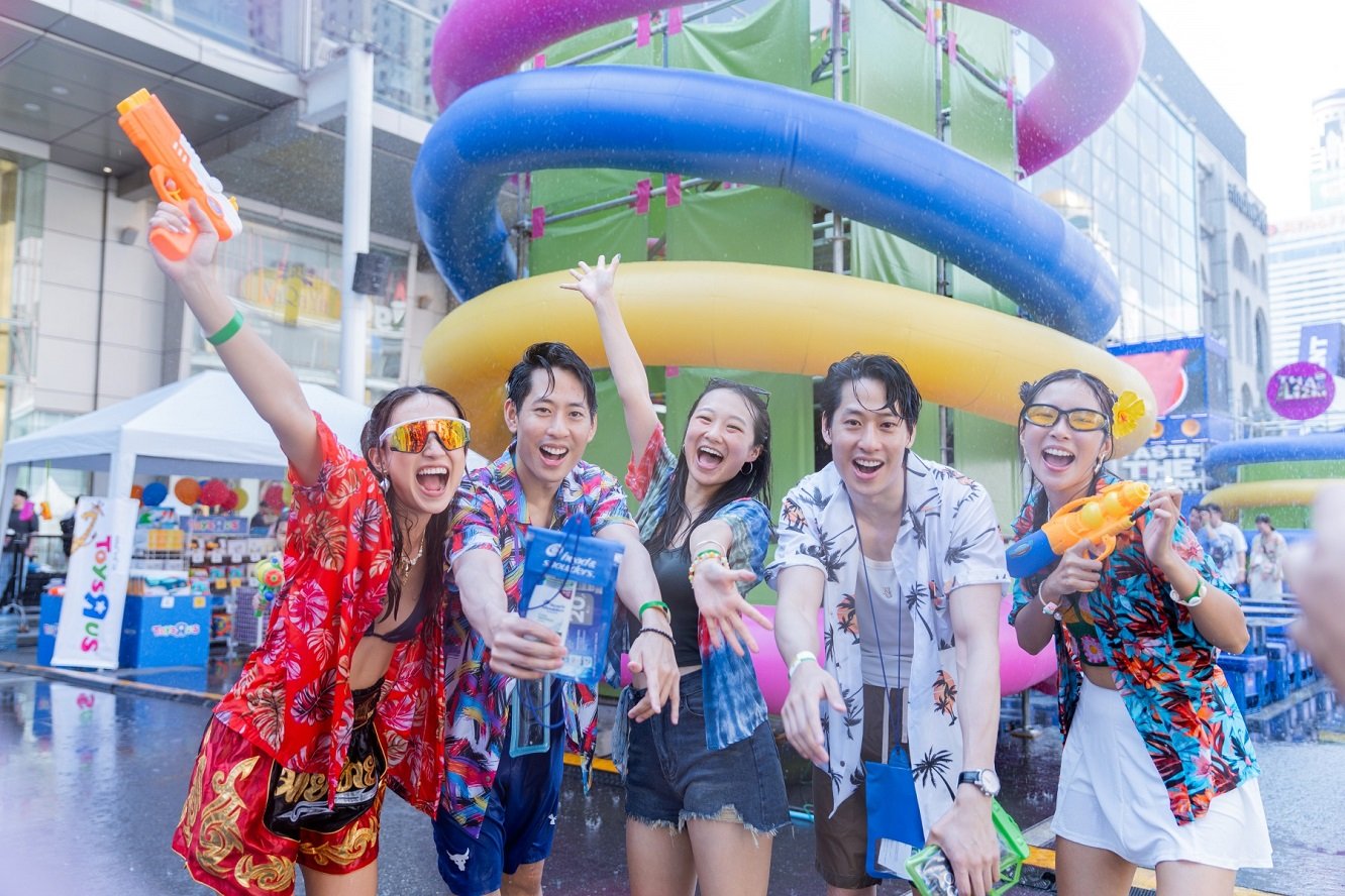 บรรยากาศสงกรานต์กรุงเทพฯ วันแรกคึกคัก คนไทย-ต่างชาติร่วมเล่นน้ำที่เซ็นทรัลเวิลด์ แลนด์มาร์กใจกลางเมือง