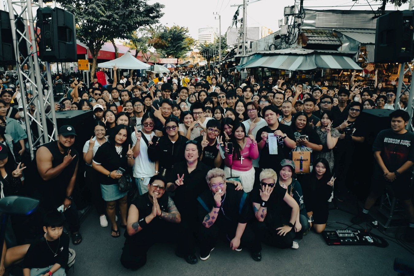 Bedroom Audio บุกจตุจักร ส่งท้ายปีฉลอง "ภาวนา" ทะลุ 1ล้านวิว เพลงแฟนแน่น โชว์จัดเต็มทุกเพลงฮิต 